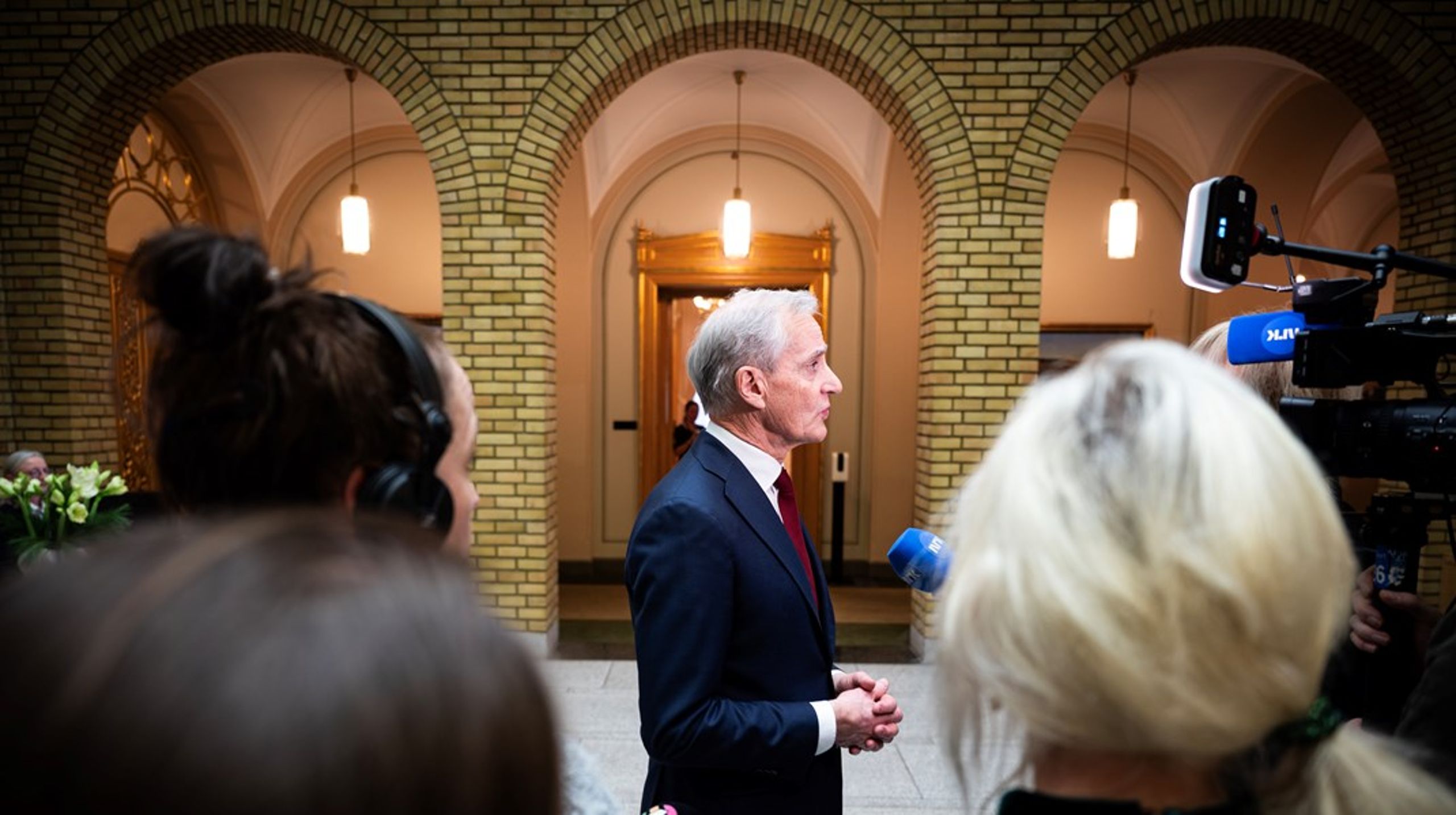 Statsminister Jonas Gahr Støre (Ap) må erkjenne oppgang for de borgerlige etter det rødgrønne budsjettkaoset, ifølge Altinget og ABC Nyheters partibarometeret for desember.