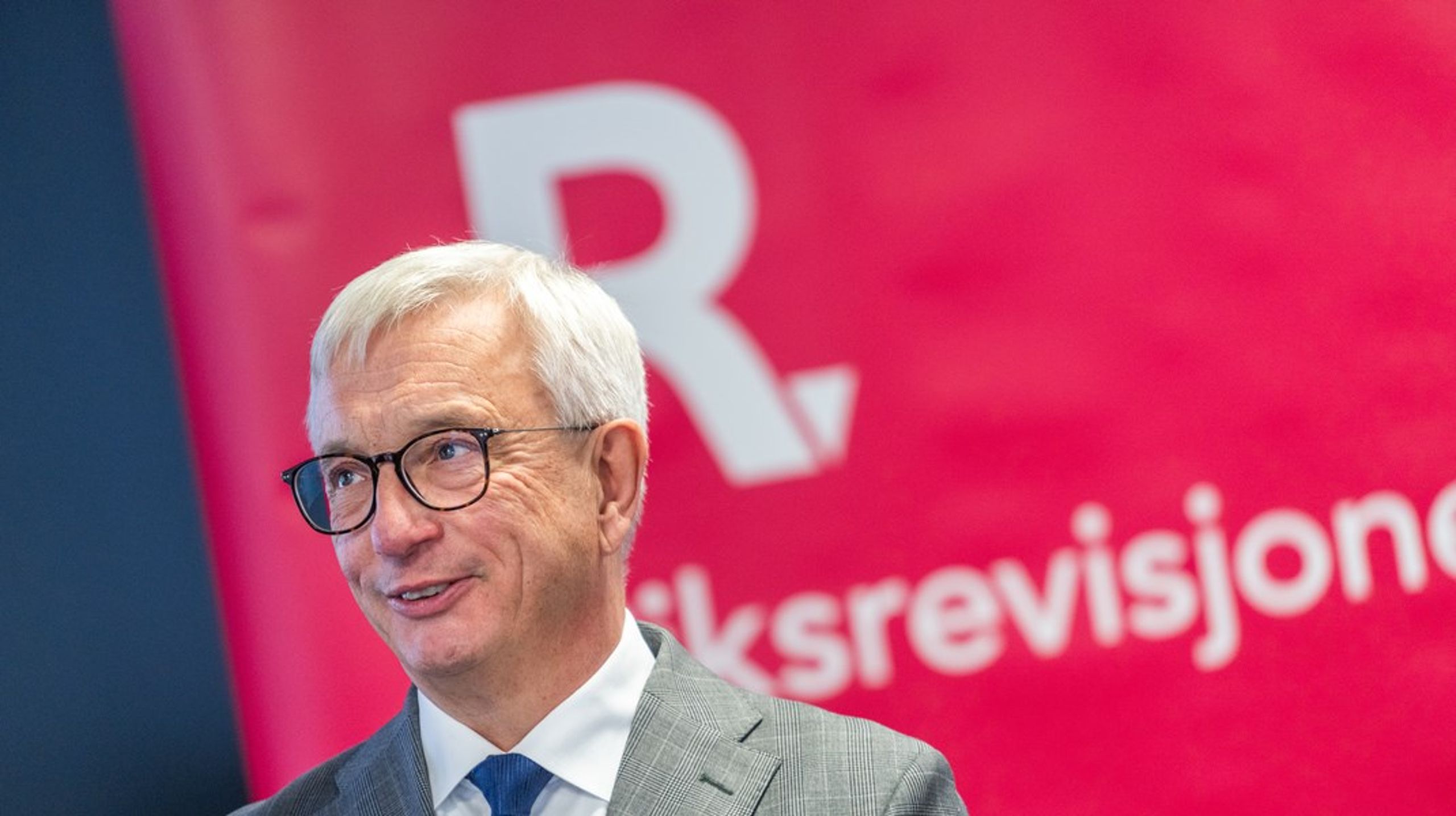 Riksrevisor Karl Eirik Schjøtt-Pedersen må finne en måte å kutte 8 millioner i byråkrati på etter den rødgrønne enigheten om statsbudsjettet for 2026.