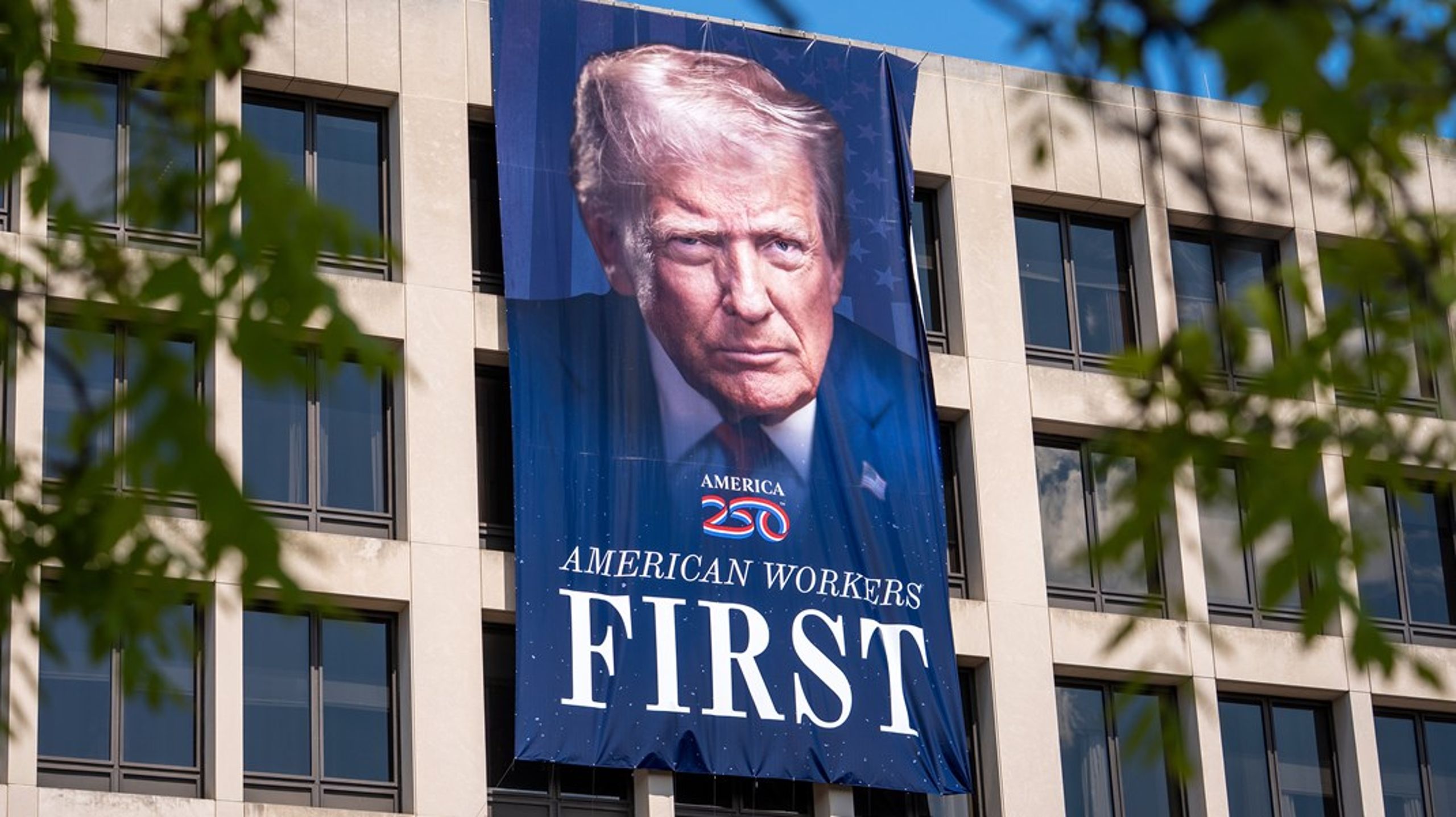 Et stort banner på fasaden av kontorene til det amerikanske arbeidsdepartementet etterlater lite tvil om president Donald Trumps prioriteringer i arbeidslivspolitikken.