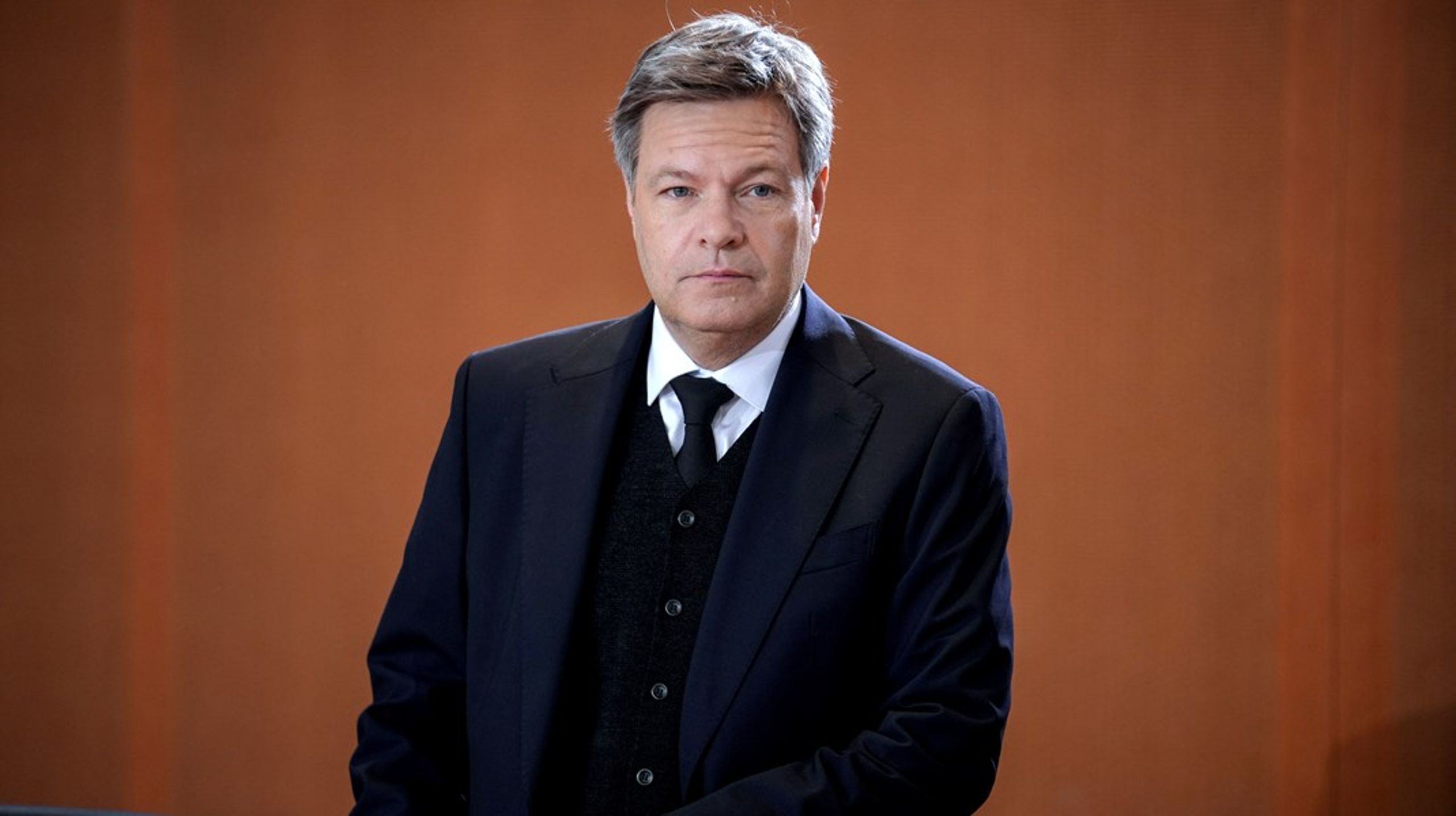 Robert Habeck satt flere år i den forrige tyske regjeringen. I hans nye rolle går han nå ut mot det norske flertallets ønske om å ikke fornye de to eldste kablene mellom Norge og Danmark.