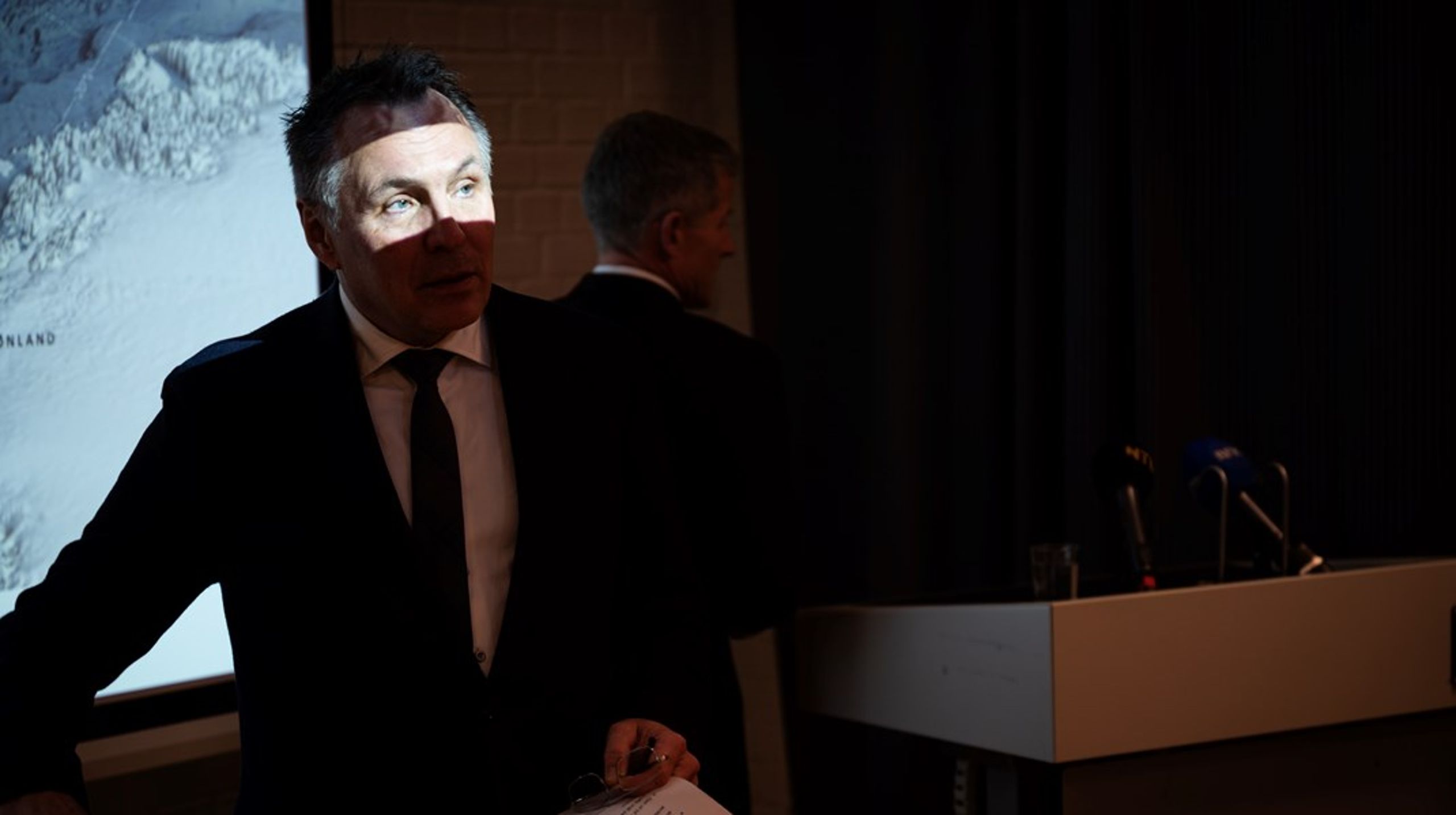 Forsvarsminister Tore O. Sandvik (Ap) avholdt pressemøte om beslutningen om å spørre Stortinget om penger til ubåter og langtrekkende våpen.