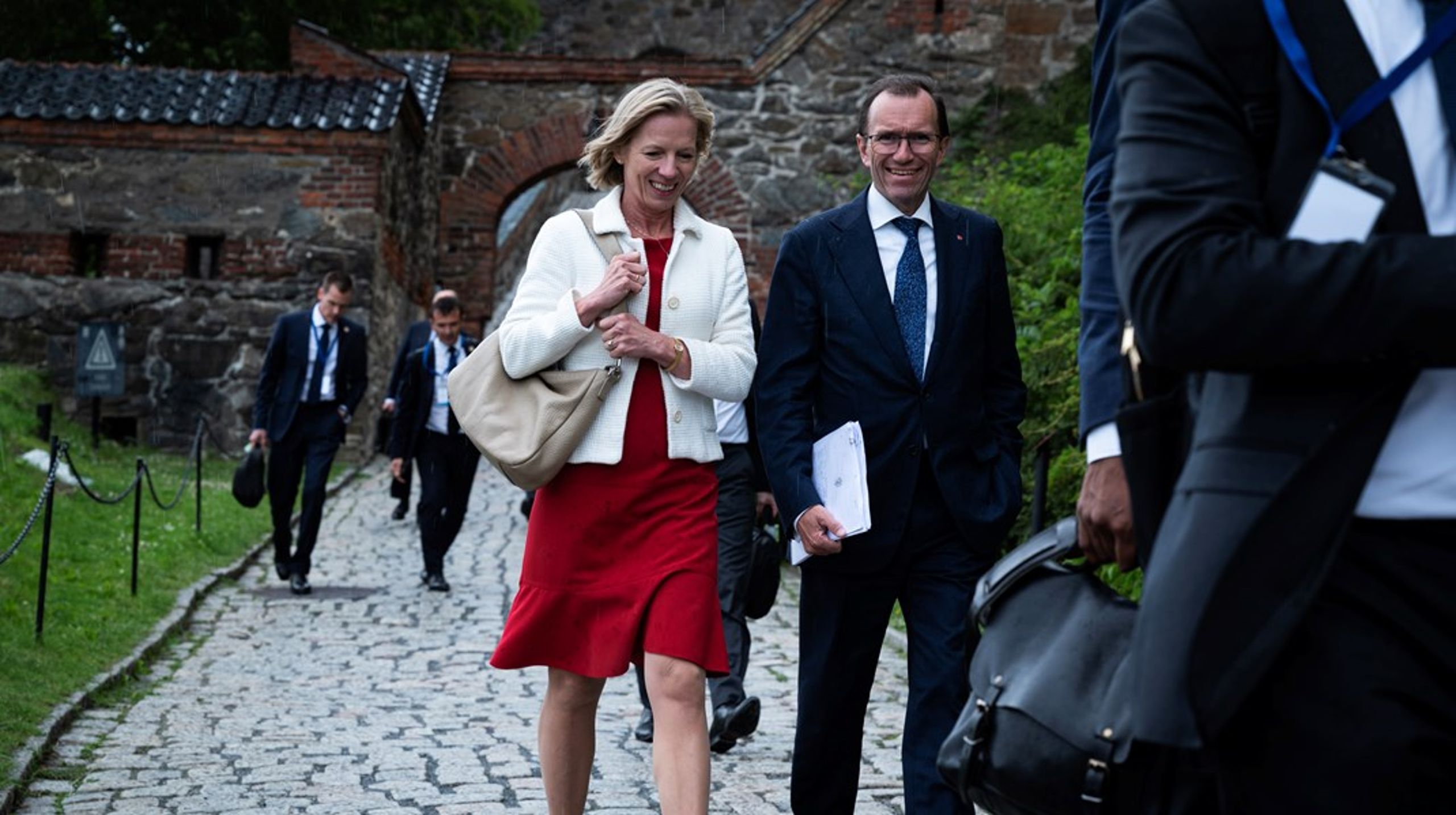 Marte Gerhardsen (Ap) skal diskutere droner, mens Espen Barth Eide (Ap) skal reise til England.