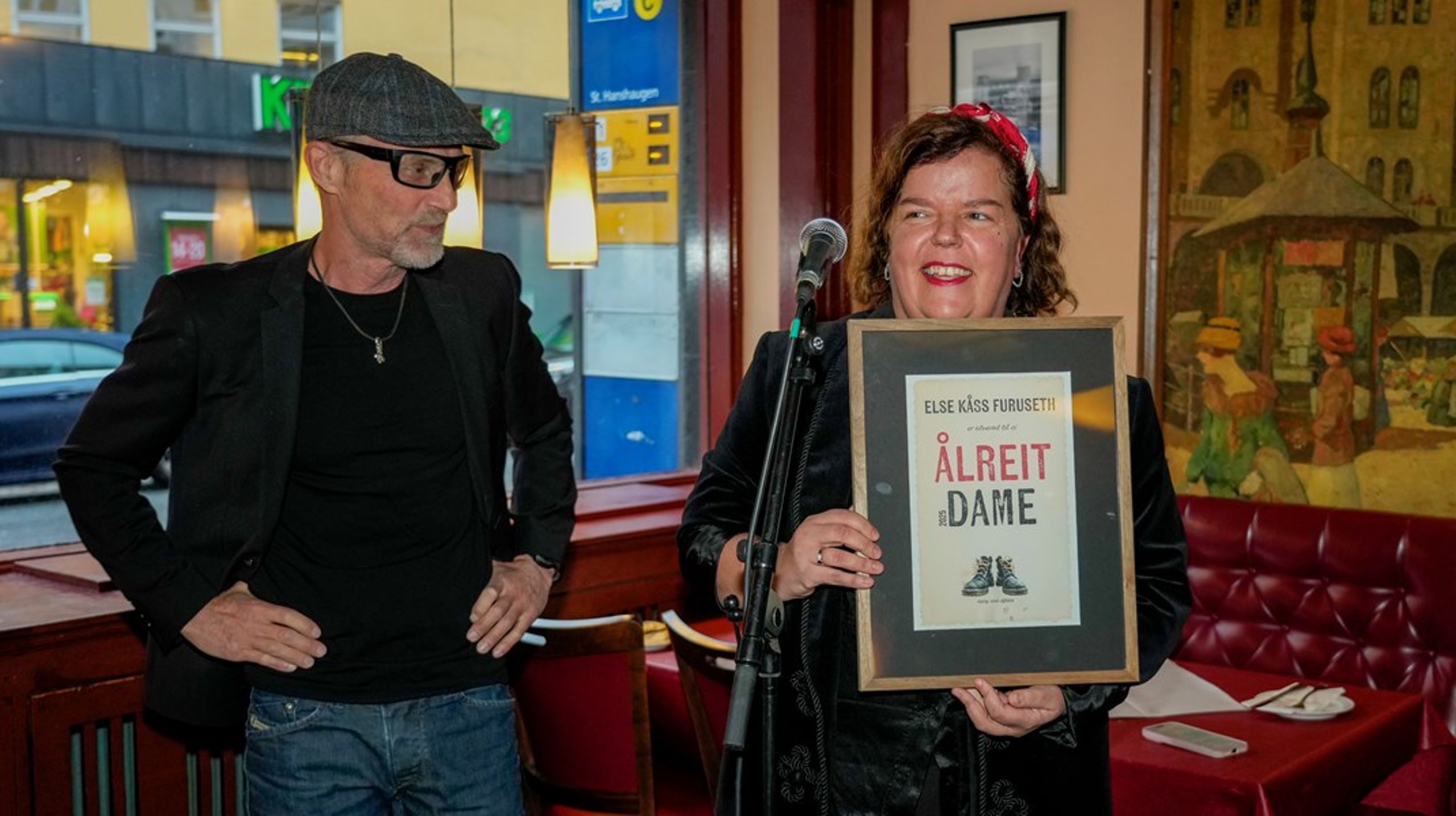 <div>Forfatter og styreleder i Harry Hole-stiftelsen overrakte Else Kåss Furuseth med prisen for «Årets Ålreite» mandag.</div>