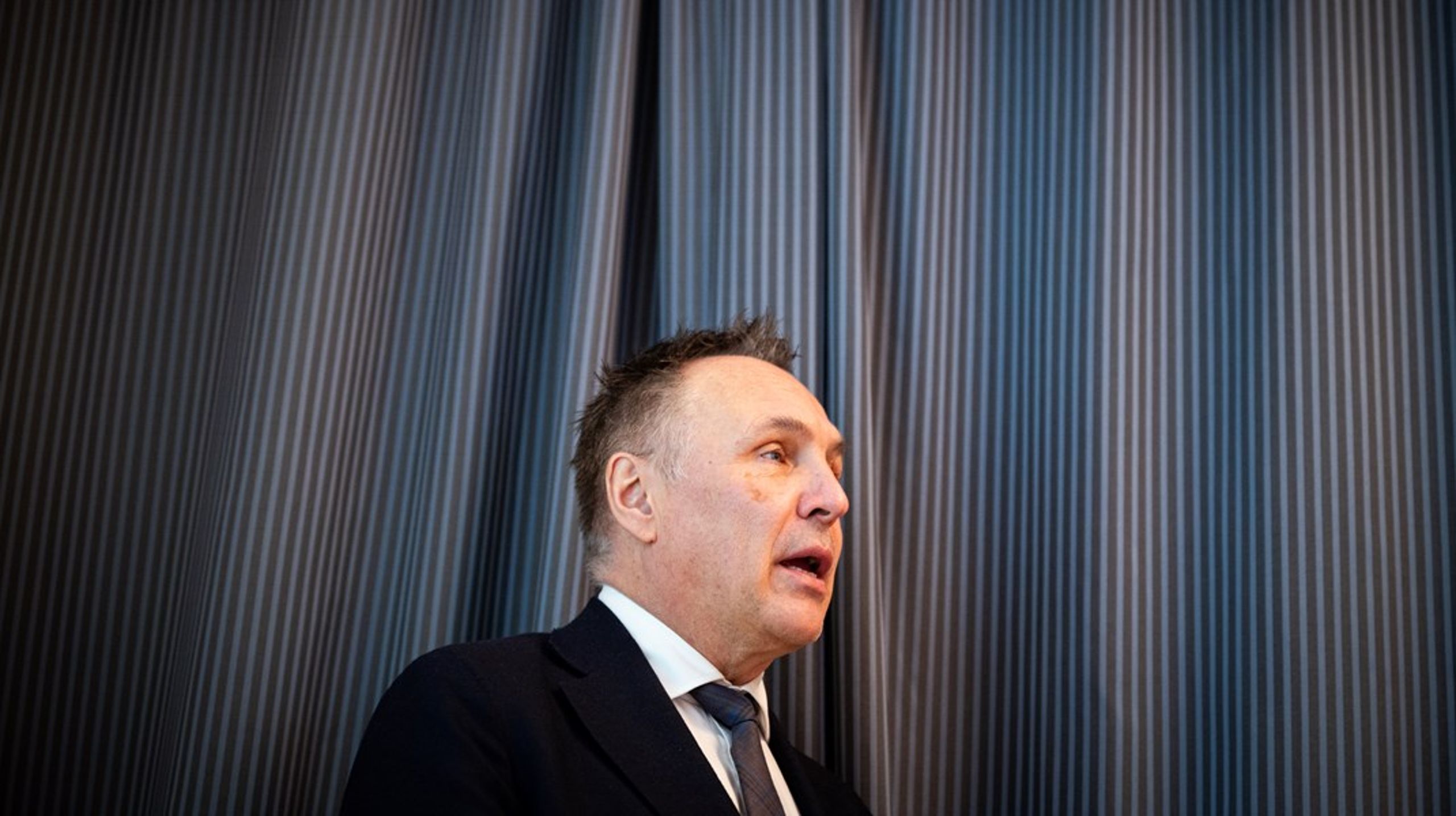 Forsvarsminister Tore O. Sandvik (Ap) avholdt nylig et pressemøte hvor han orienterte om regjeringens beslutning om å be om mer penger fra Stortinget for å kjøpe ubåter og langtrekkende presisjonsild.