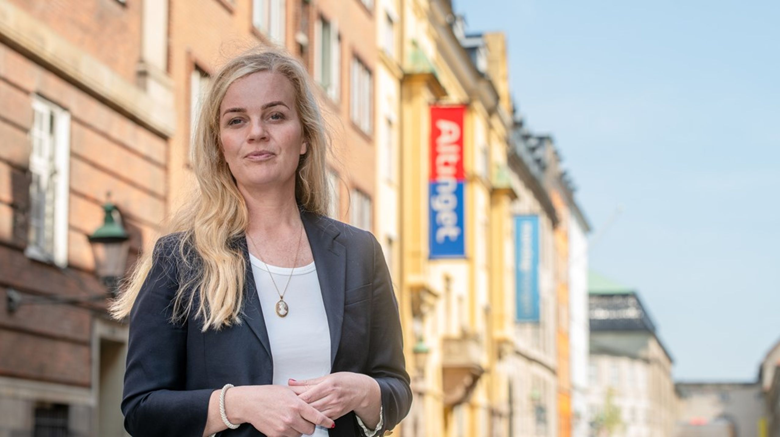 Anne Marie Kindberg er administrerende direktør i Alrow Media, Altingets utgiverselskap. Her foran Altingets «hjem» i København sentrum.&nbsp;
