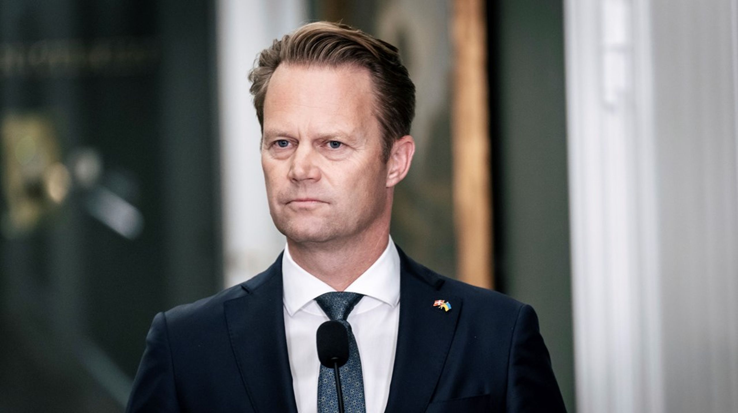 Danmarks tidligere utenriksminister Jeppe Kofod&nbsp;skal gi råd til selskap som er i bitter konflikt med det grønlandske selvstyret. Samme selskap har forbindelser til Kina.