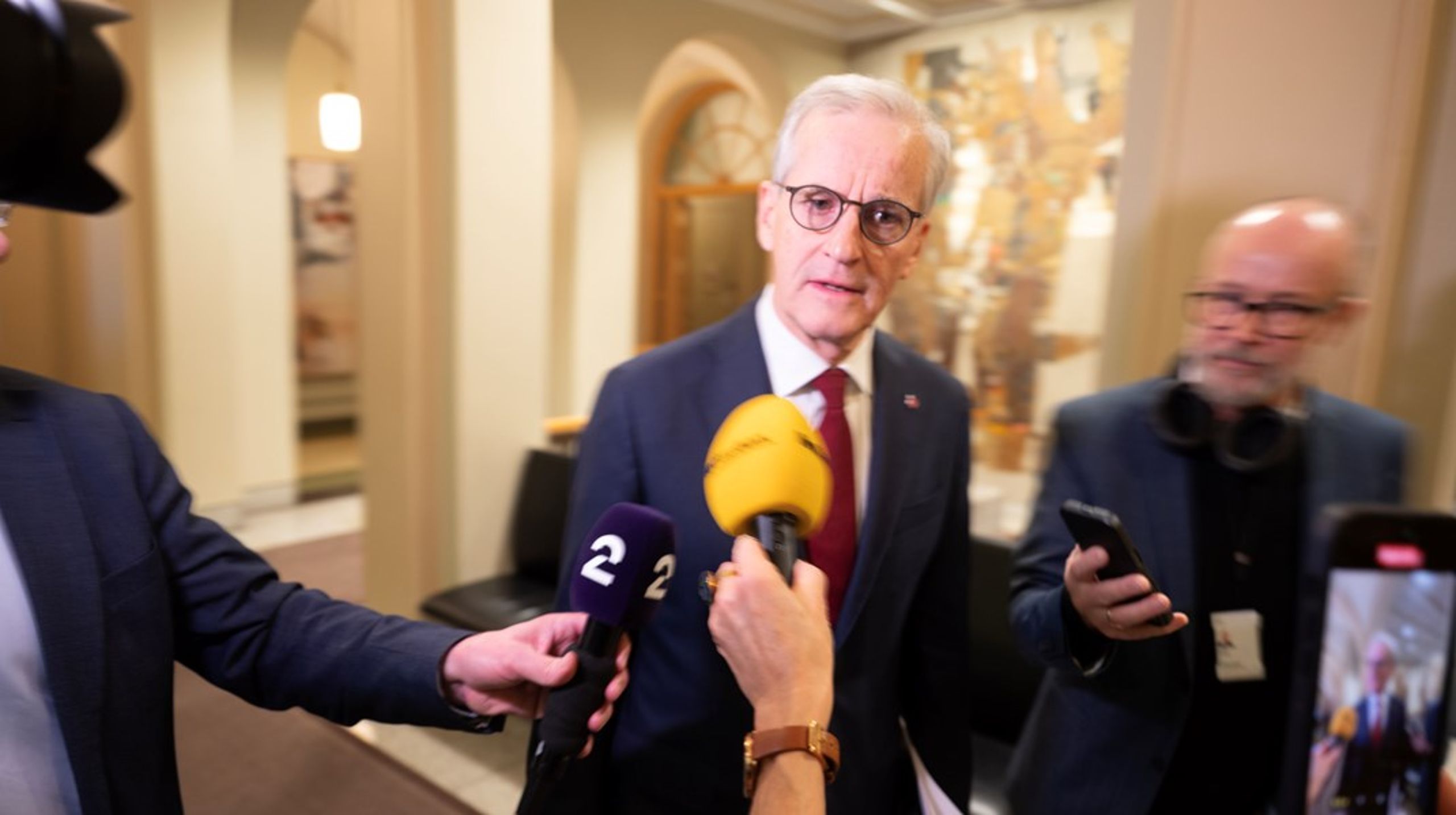 Statsminister Jonas Gahr Støre (Ap) skal møte partiene på Stortinget om Ukraina-støtten på tirsdag.