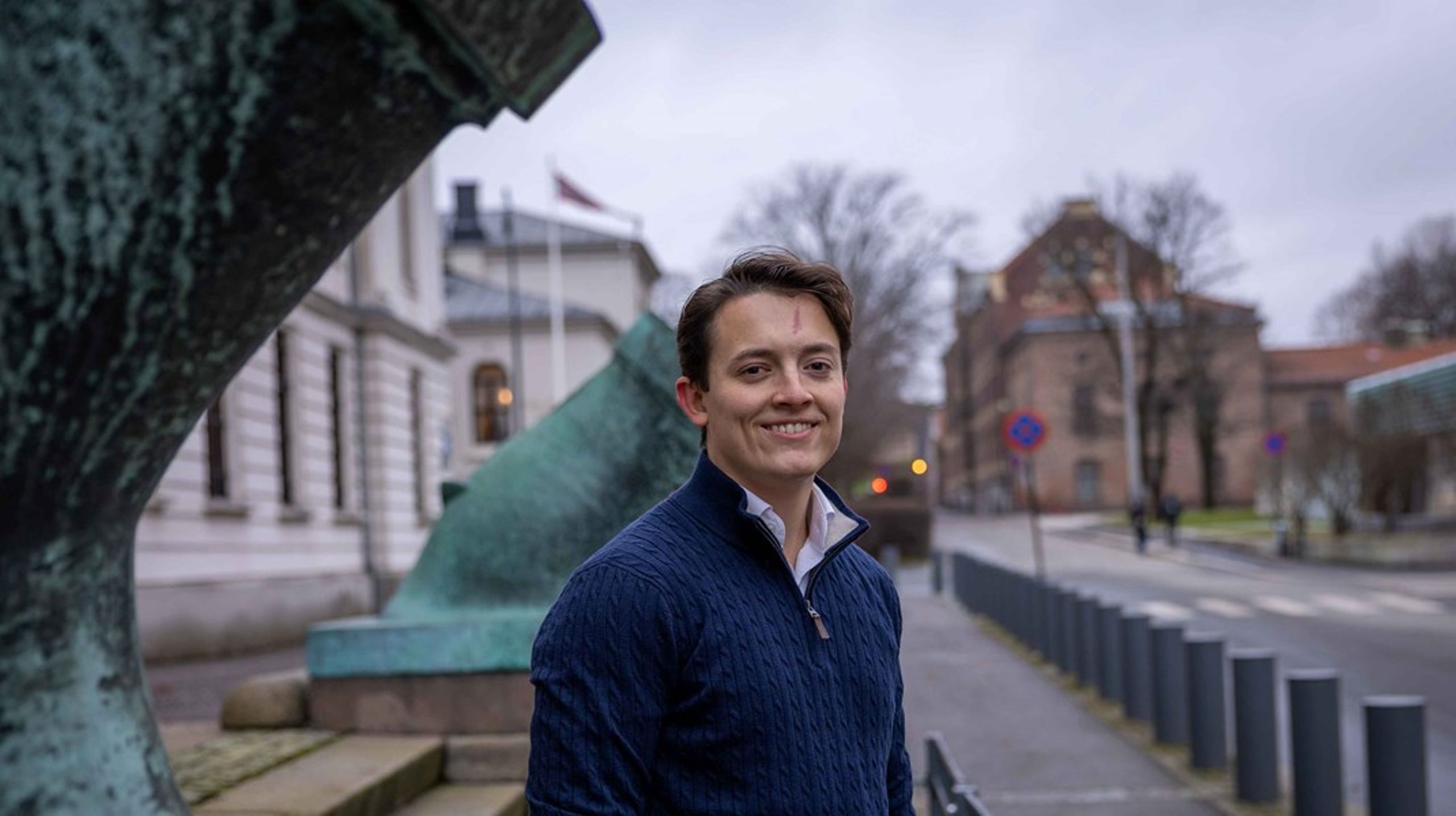 Mathias Solli blir koffertbærer for forsvarsminister Tore O. Sandvik.