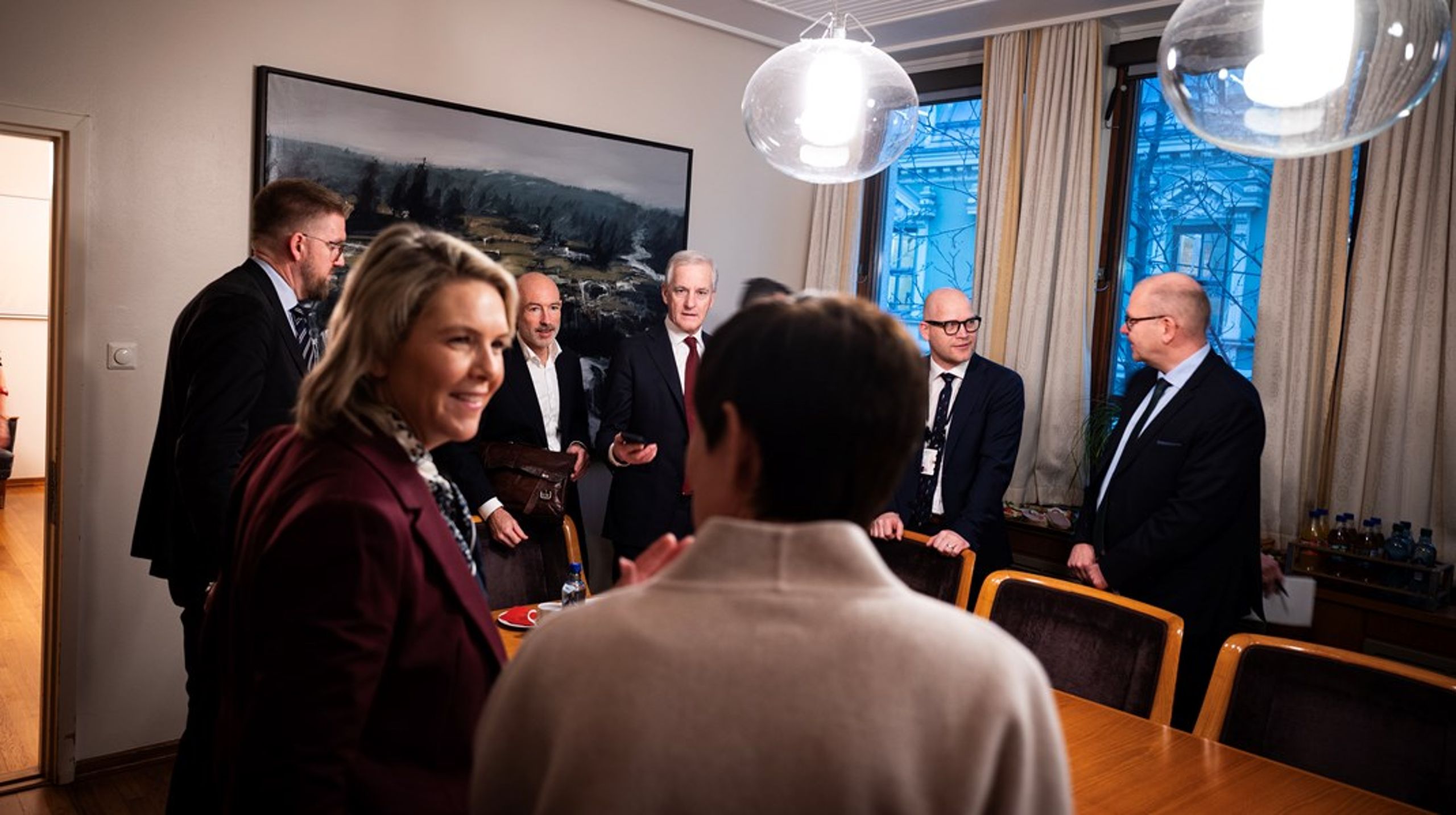 Statsminister Jonas Gahr Støre (Ap) møtte partiene på Stortinget om situasjonen i Ukraina.
