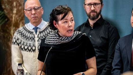 Hun er en av Grønlands sterkeste politikere. Nå må hun stå imot presset fra USA