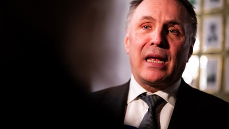 Forsvarsministeren ut mot Danby Choi og Wolfgang Wee: – De er ukritiske mikrofonstativ