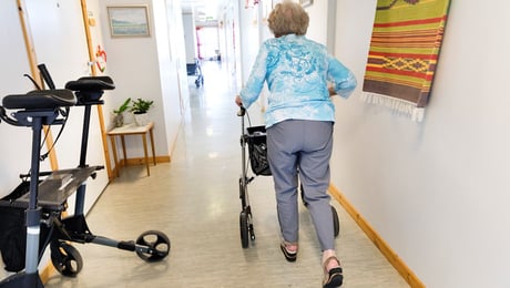 Sterk vekst i digitalt tilsyn i eldreomsorgen – «varme hender er ikke nok»