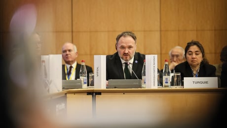 EUs energikommissær vil at europeere skal jobbe hjemmefra og skru ned varmen