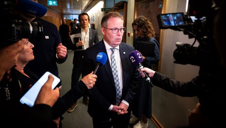 Åpner for å forlenge de kontroversielle avgiftskuttene. Prislappen kan bli over 10 milliarder
