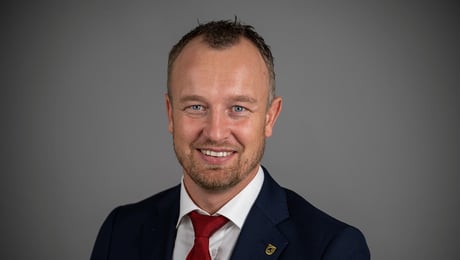 Fylkesordføreren i Telemark går av etter forhold til partikollega