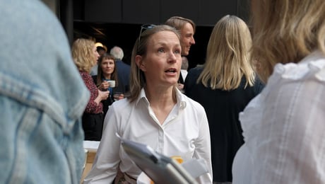 Truet offentlig ansatte, fikk bot