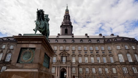 Embetsverket i Danmark får flere interne analyseenheter, og de plasseres nærmere politisk ledelse 