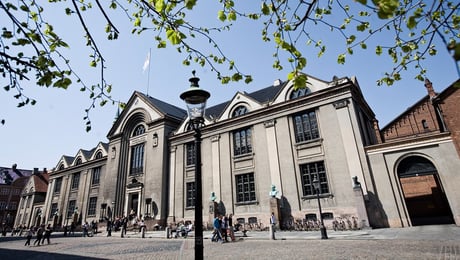 Enorm forskjell på danske departementers bruk av forskere i råd og utvalg