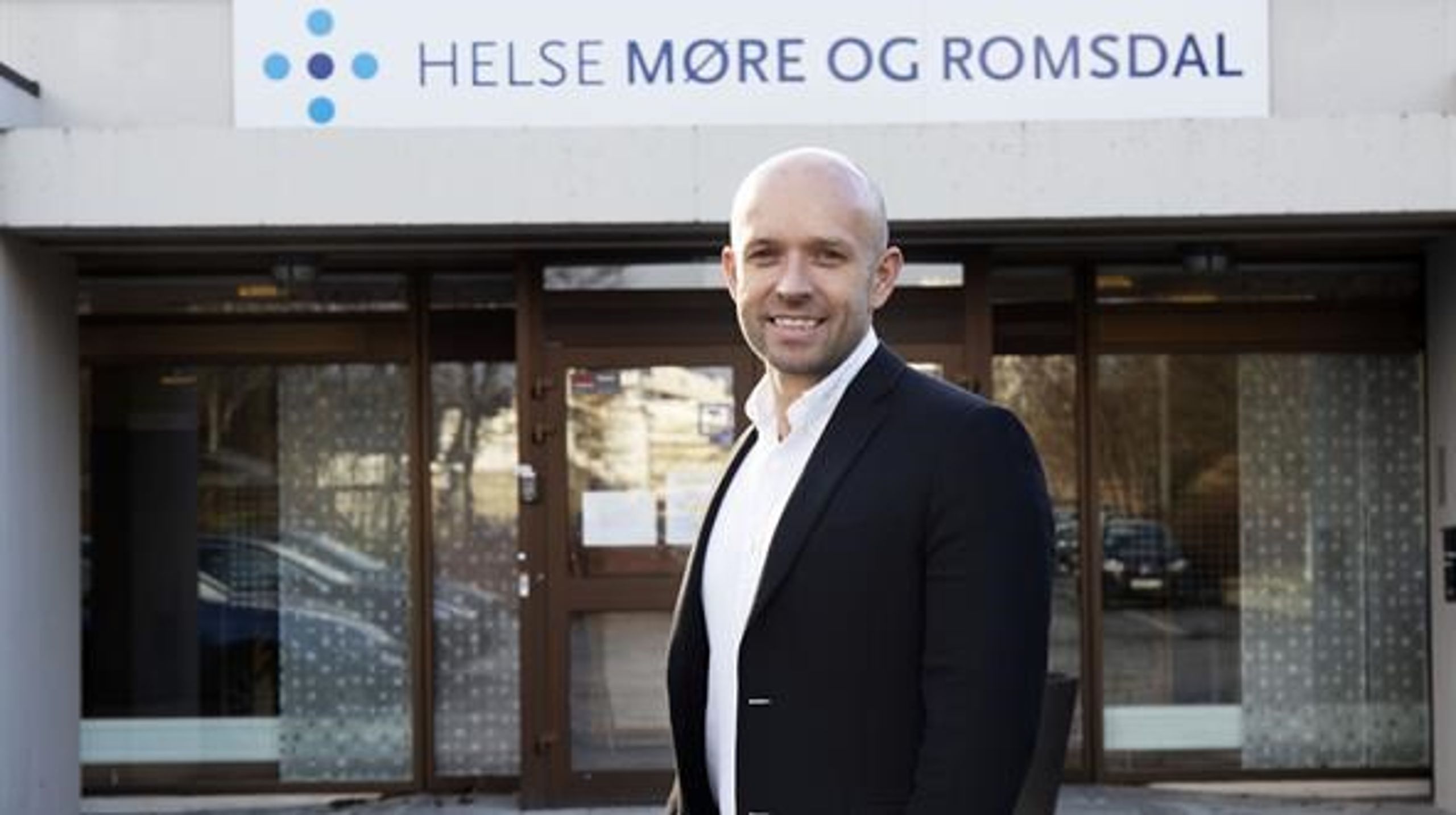 Sykepleier og administrerende direktør for Helse Møre og Romsdal HF, Øyvind Bakke, er kåret til vinner av årets helselederpris.&nbsp;