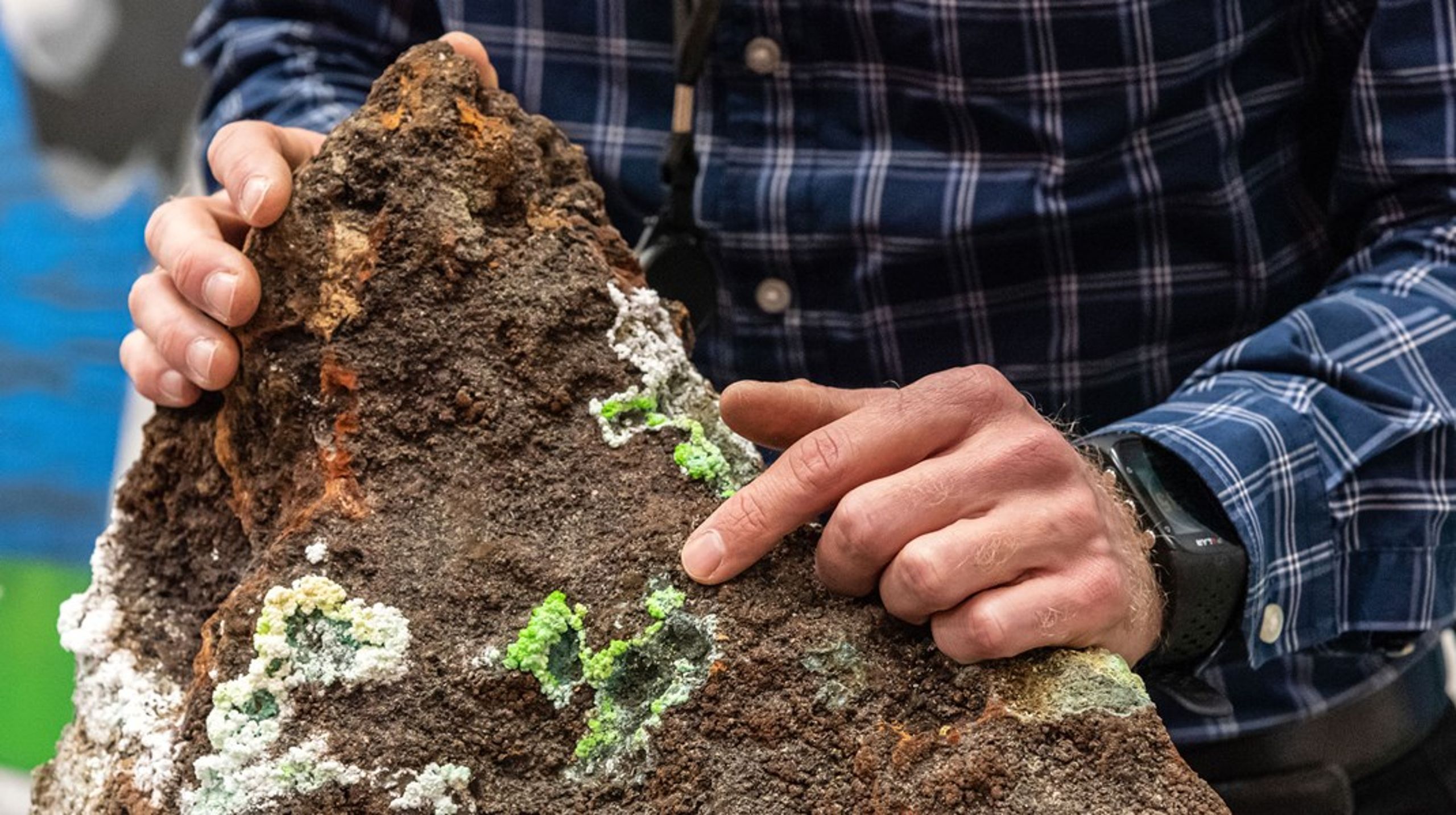 Det grønne skiftet trenger mineraler. Kommer norsk gruvirksomhet til å spille en rolle? Hva med utvinning av havbunnsmineraler? Bildet viser en grønn utfelling av kobbermineral på en mørkere sulfidprøve samlet inn av Ojedirektoratet ved Mohnsryggen på havbunnen i 2020.