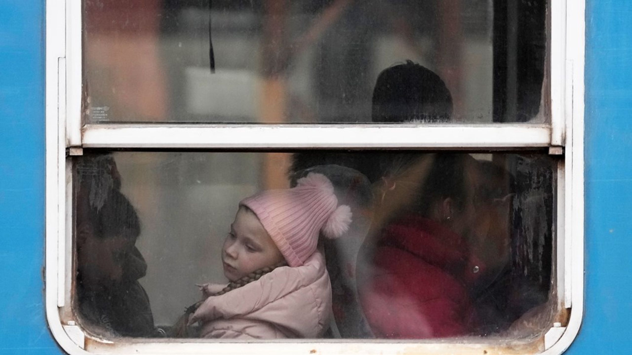 En jente ankommer Ungarn med tog fra Ukraina i mars 2022. På kort tid etablerte EUs myndigheter et hurtigspor for ukrainske flyktninger. Norge fulgte etter.&nbsp;