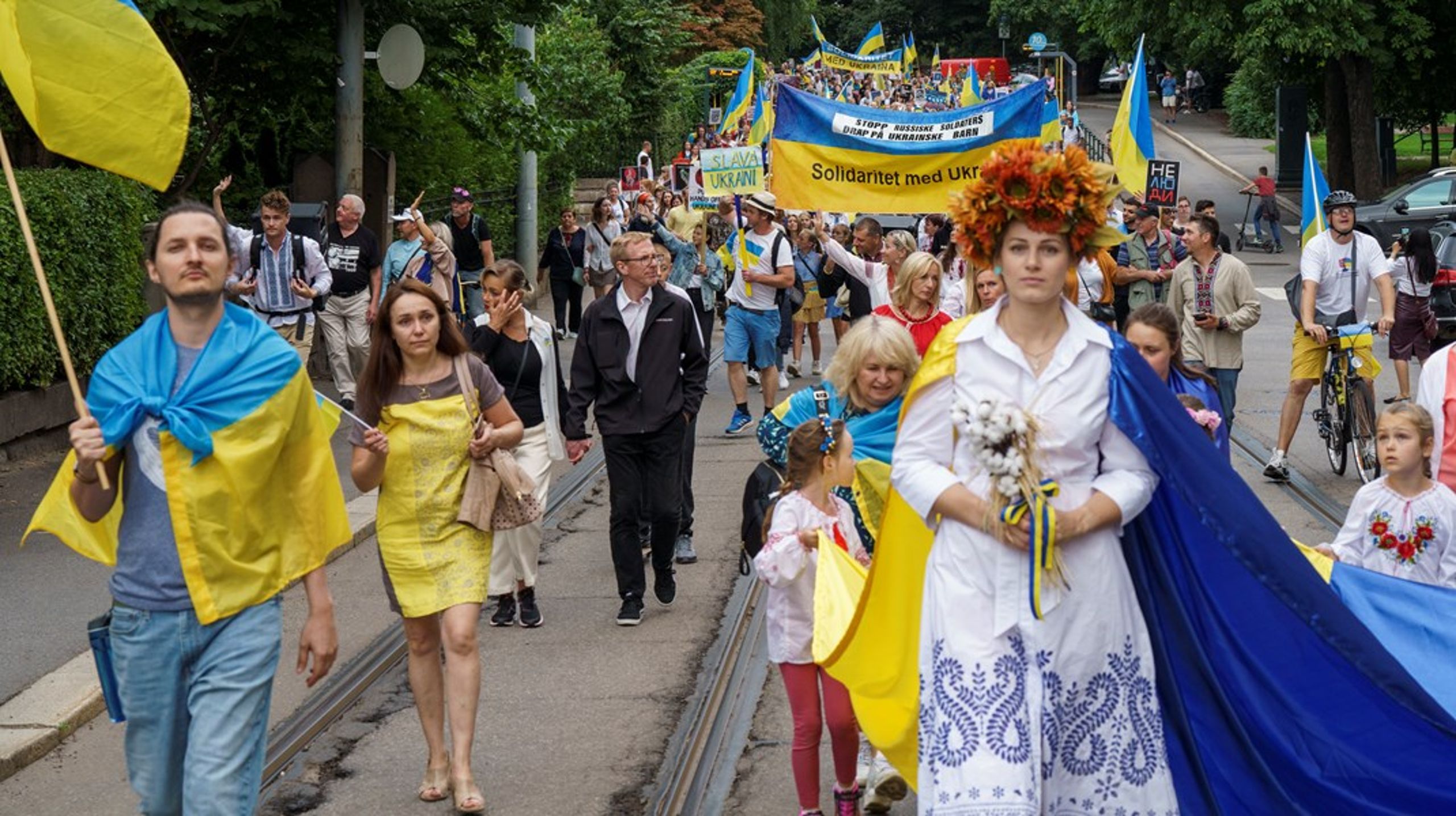 40.605 ukrainere har nå (22. februar) søkt om asyl i Norge og mange har allerede kommet seg ut i arbeidslivet. Men mange kommuner frykter at introduksjonsprogrammet de får, ikke gir tilstrekkelig språkopplæring. Her fra solidaritetsmarsjen i Oslo i forbindelse med Ukrainas frigjøringsdag 24. august.&nbsp;