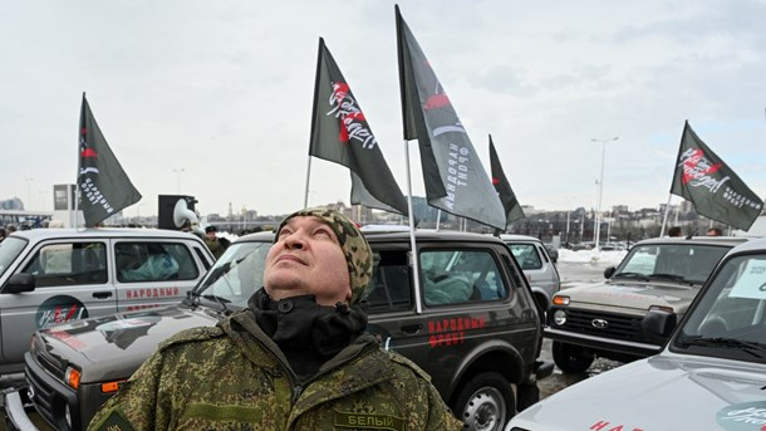 En russisk soldat deltar i seremonien i byen Rostov, hvor nytt utstyr og nye biler blir overlevert til militæret. Men for mange soldater er dessverre mest interessert i vodka, skriver en russisk venn til det danske Altingets sjefredaktør.