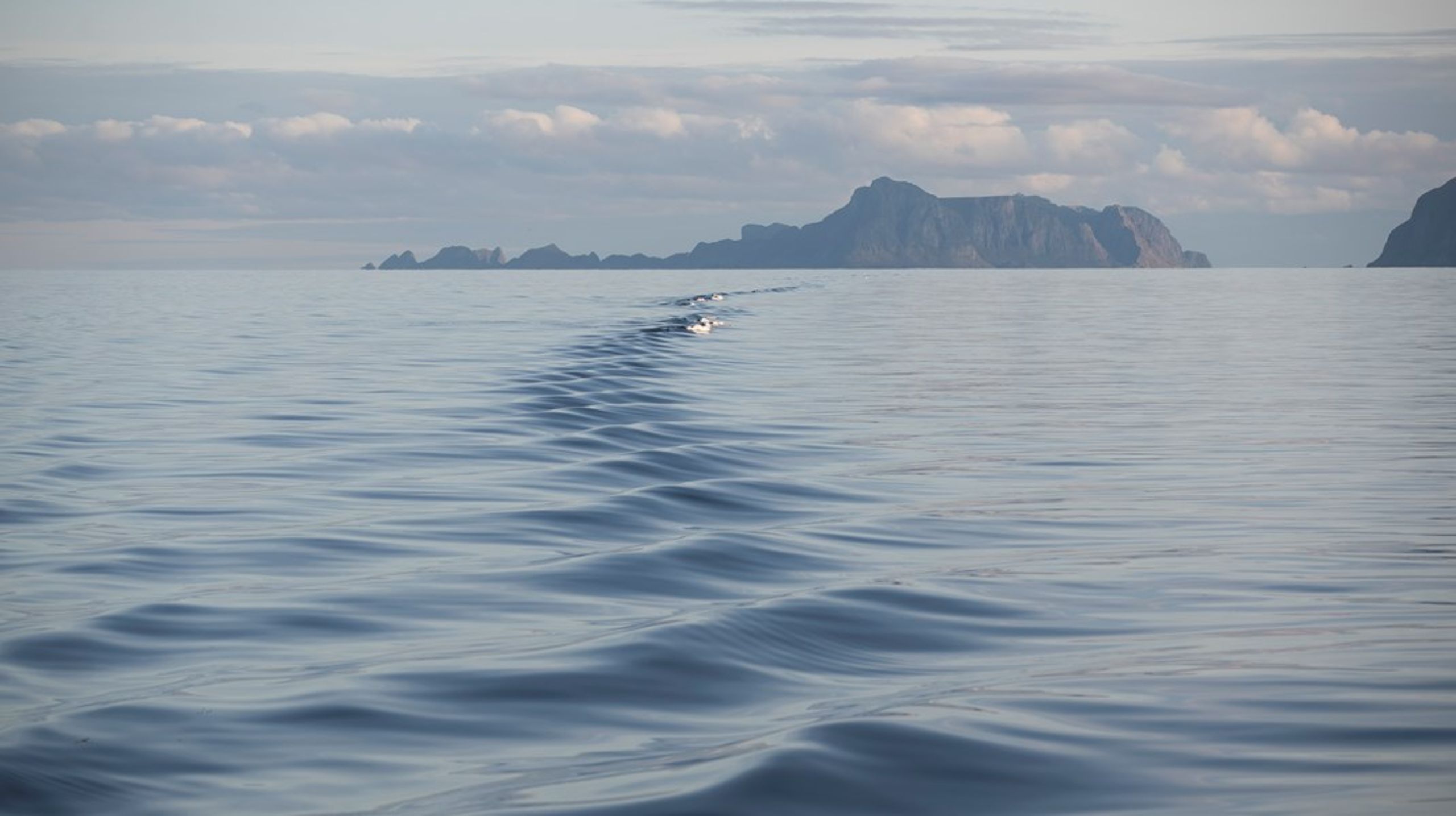 Rolig hav utenfor Lofoten i juni. Men hvordan står det egentlig til under havoverflaten? Hvordan påvirkes havet i nordområdene av klimaendringene?&nbsp;