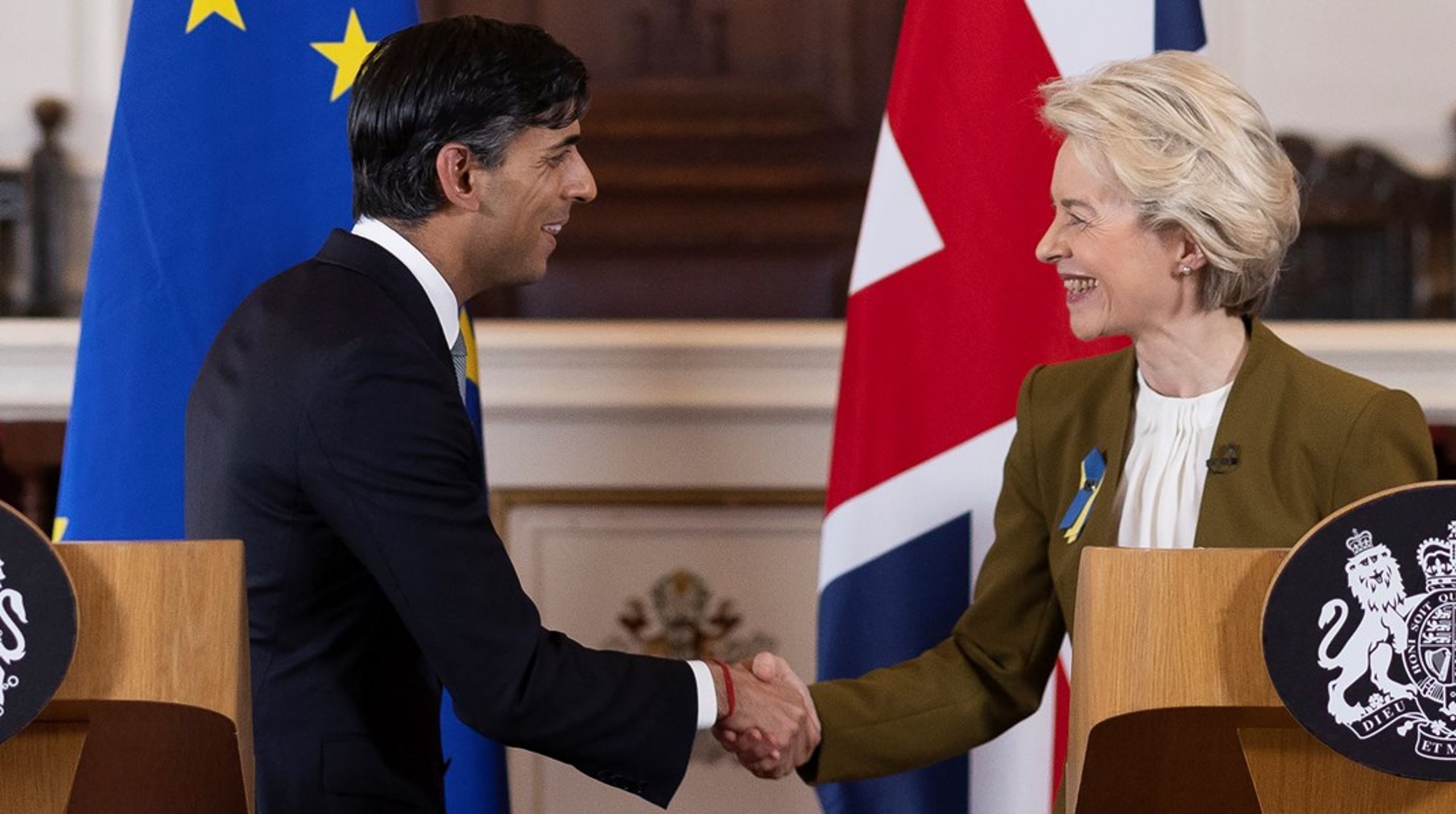 Et nytt kapittel er innledet i forholdet mellom Storbritannia og EU, sa statsminister Rishi Sunak og EU-sjef Ursula von der Leyen da de møtte pressen mandag.
