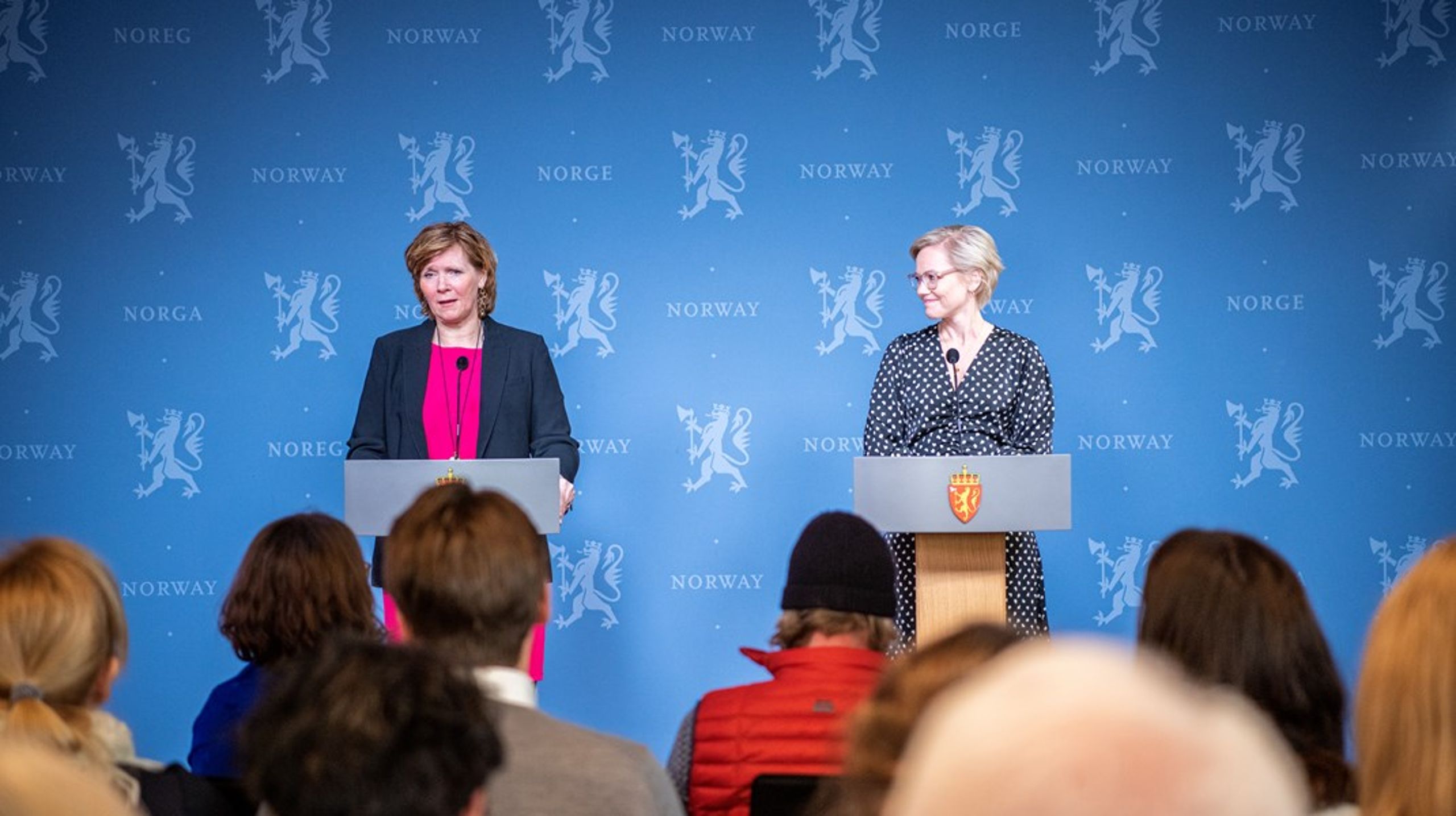 Christine B. Meyer (til venstre) har ledet Kvinnehelseutvalgets arbeid med NOU-rapporten, som torsdag ble overlevert til helse- og omsorgsminister Ingvild Kjerkol (Ap).