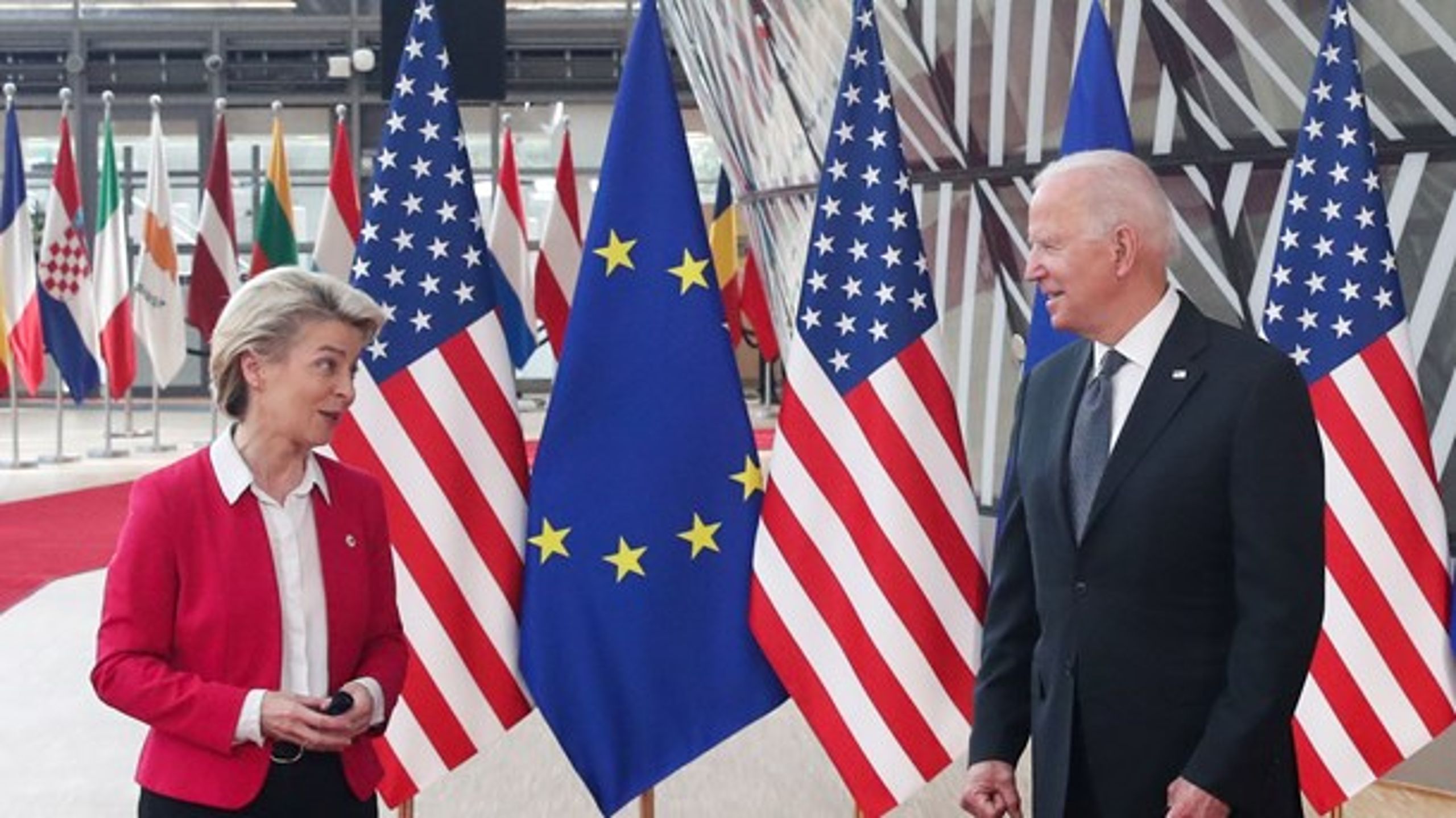 EU-kommisjonens sjef Ursula von der Leyen og president Joe Biden var i godt humør da de møttes i Brussel i fjor sommer. Men siden den gang har USA vedtatt en enorm statsstøttepakke som bekymrer Europa.
