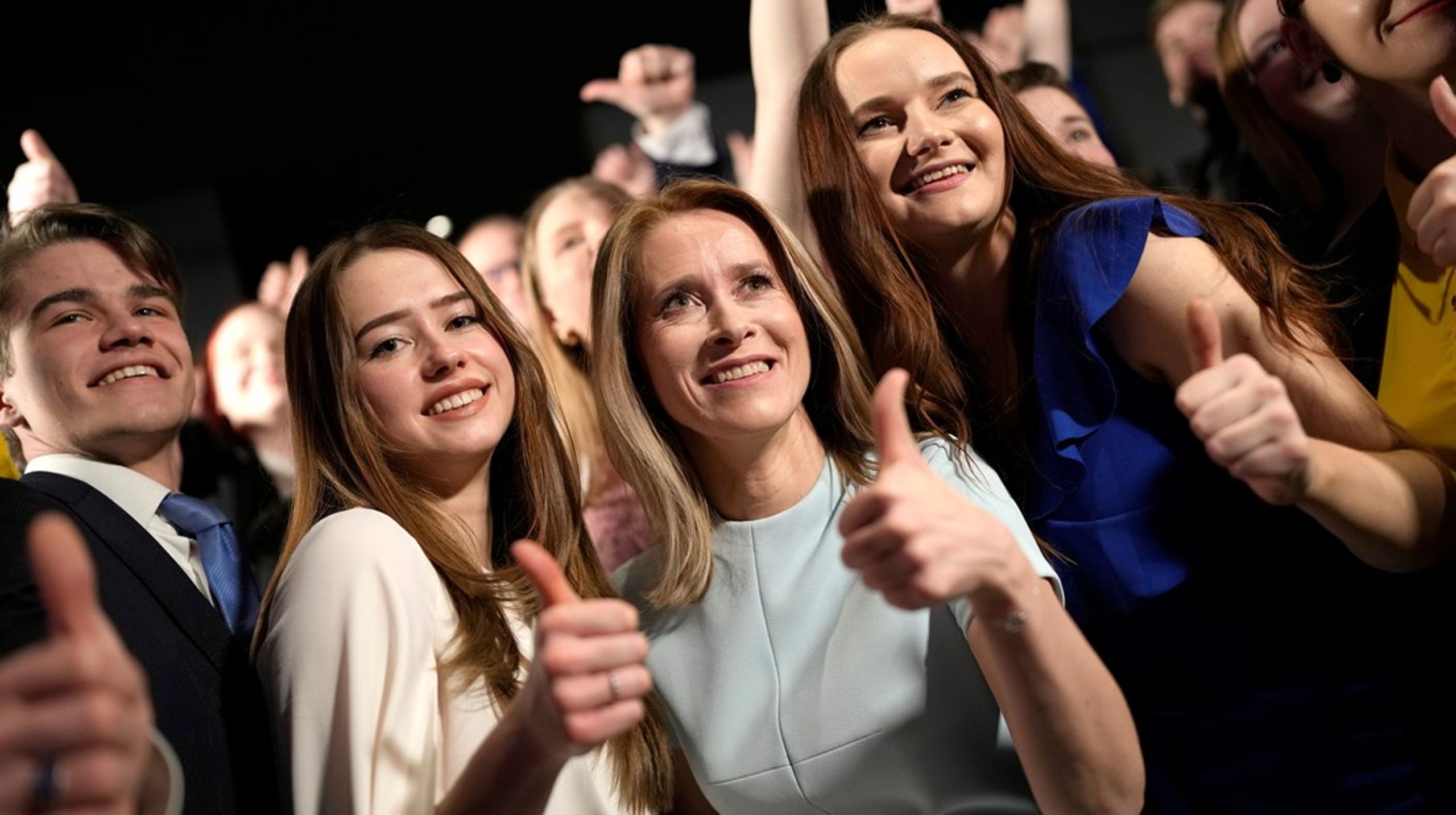 Statsminister Kaja Kallas har sikret seieren i det estiske valget, og sørget for at det liberale Reformpartiet får beholde makten i en periode til. Her fotografert sammen med partimedlemmer og tilhengere av Reformpartiet.
