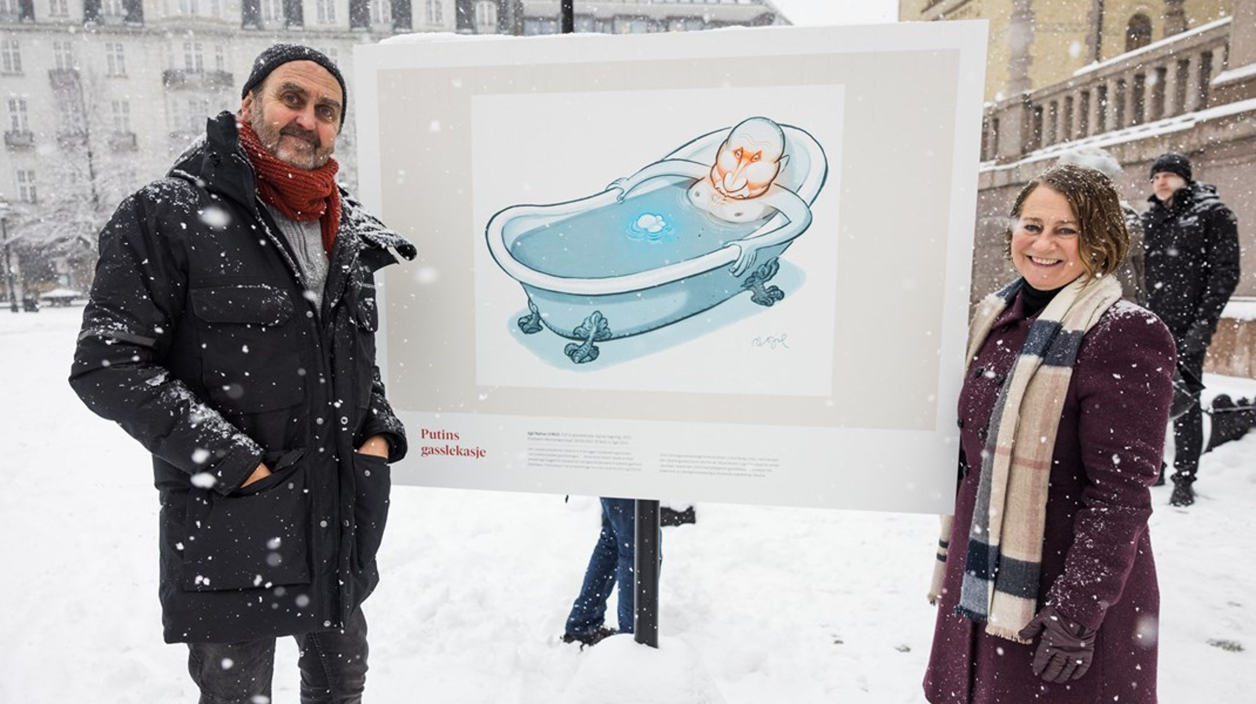 Kunstner Egil Nyhus og leder av Stortingets kunstutvalg Tone Wilhelmsen Trøen (H) foran «Putins Gasslekasje», under åpningen av karikaturutstillingen «Jakta på makta» på Eidsvolls plass.