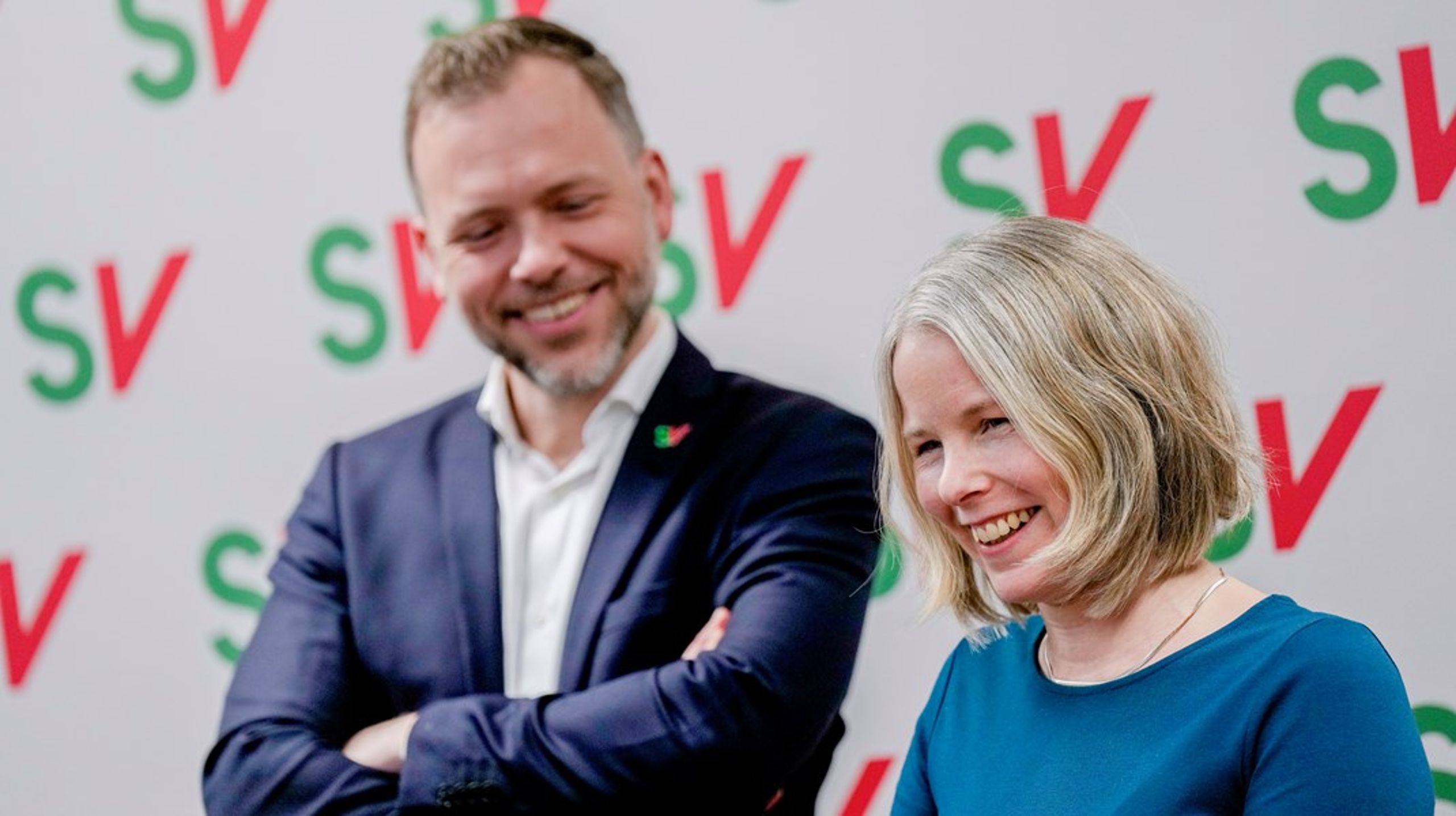 Bare brede smil og enighet da påtroppende SV-leder Kirsti Bergstø og avtroppende SV-leder Audun Lysbakken snakket med pressen noen dager før landsmøtet i partiet.&nbsp;