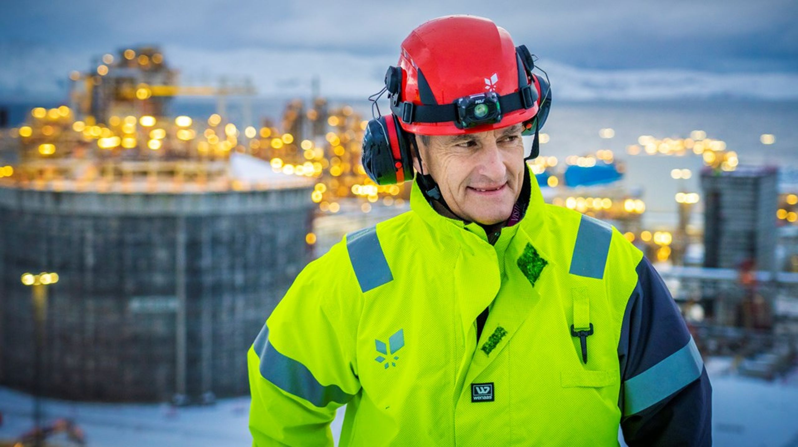 Statsminister Jonas Gahr Støre (Ap) besøkte Hammerfest LNG på Melkøya tidligere i år. Han forsvarer prosjektet Snøhvit Future som et viktig industriprosjekt, men har en viktig floke å løse med Senterpartiets motstand og kraftsituasjonen i Nord-Norge.