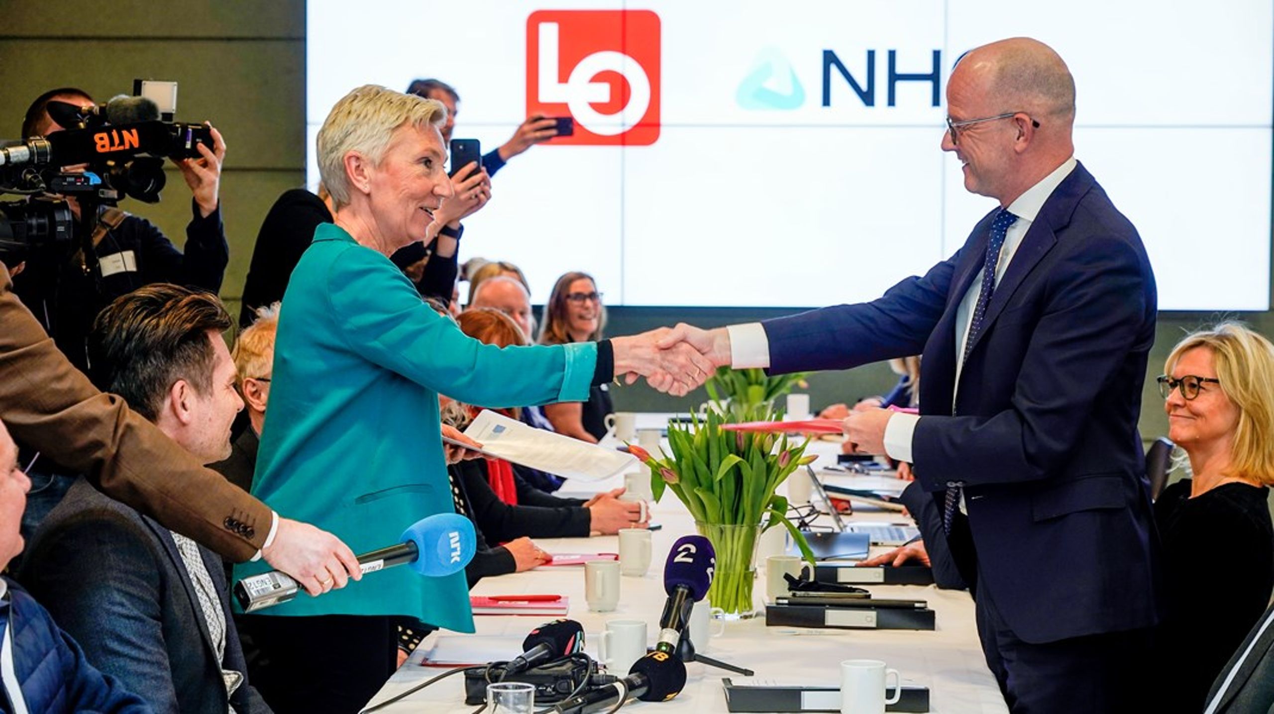 LO-leder Peggy Hessen Følsvik overrekker kravene til NHO-sjef Ole Erik Almlid. Lønnsoppgjøret 2023 er i gang.
