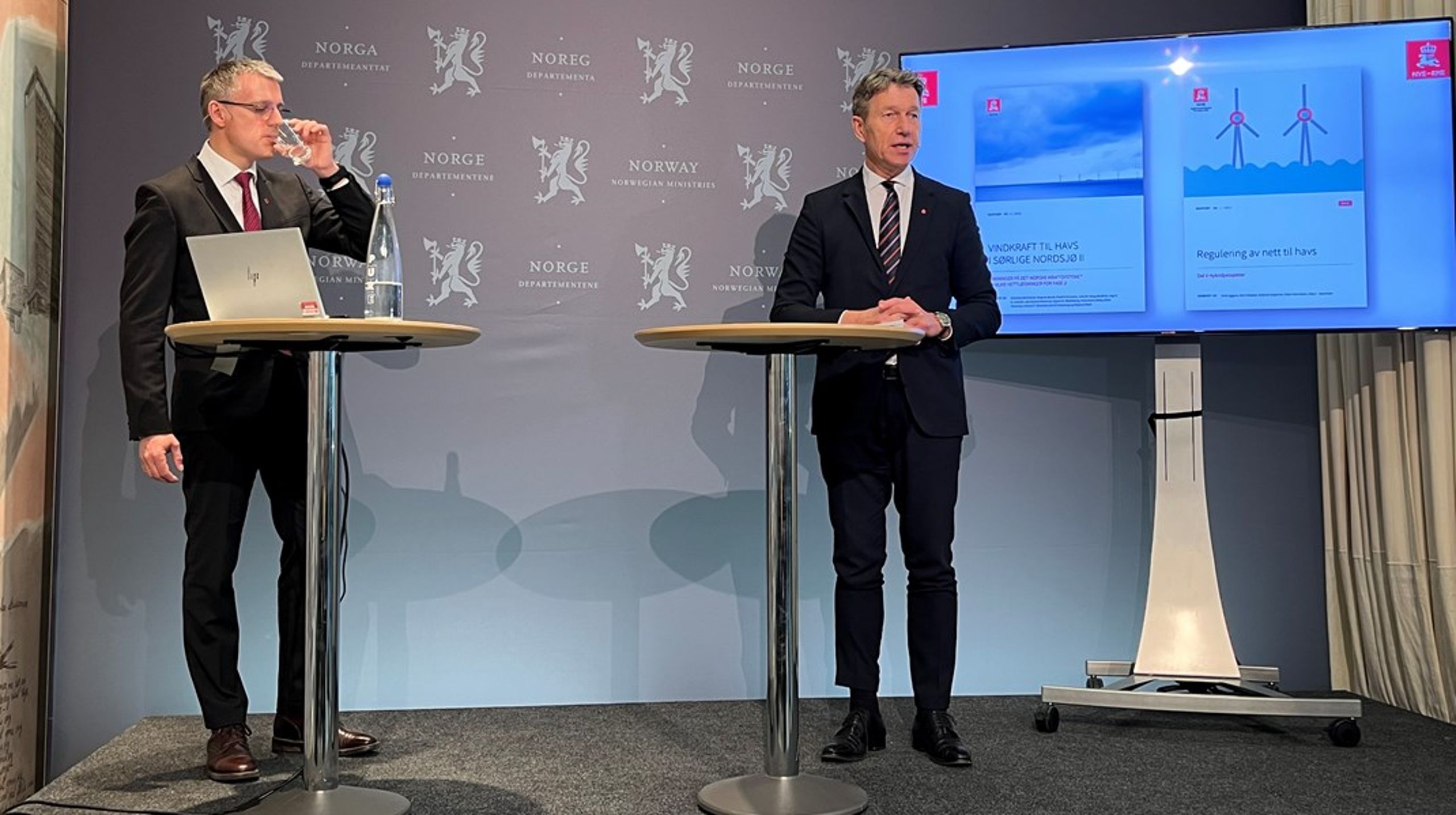 NVE-direktør Kjetil Lund overrakte to rapporten om nett og havvind til olje- og energiminister Terje Aasland (Ap) mandag.