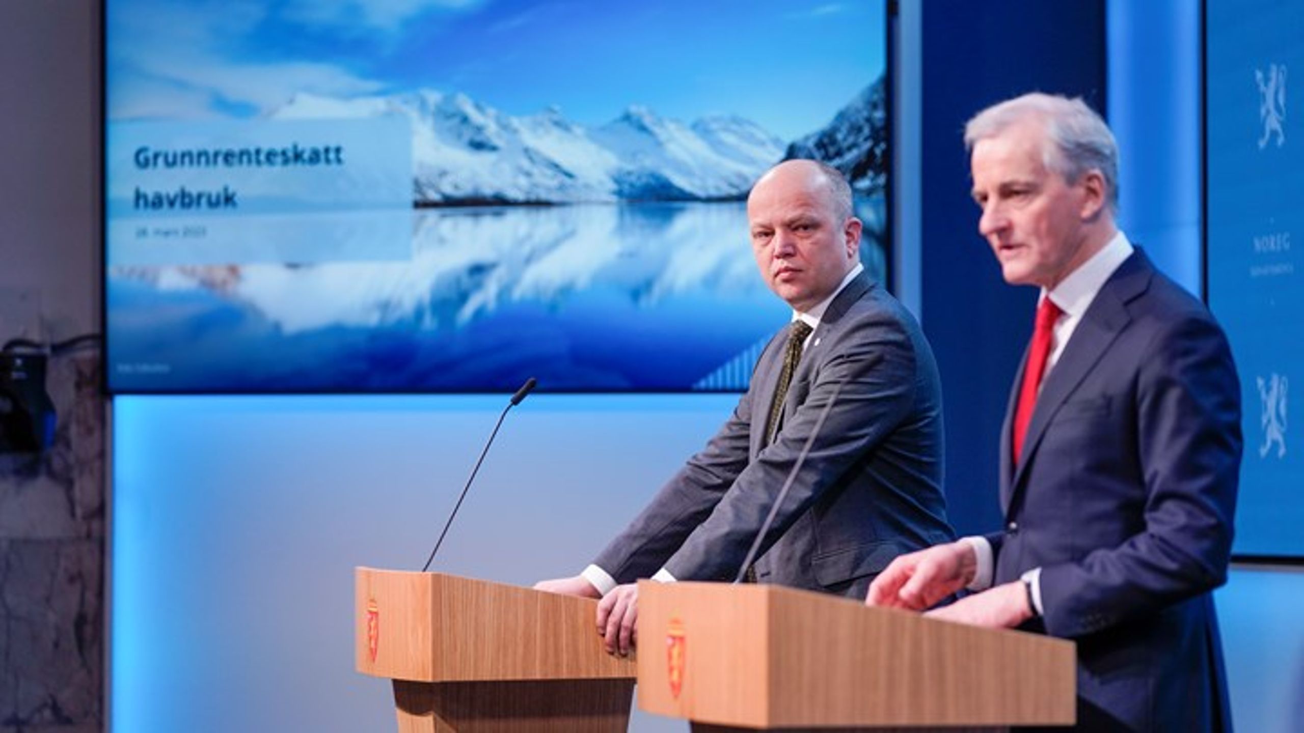 Finansminister Trygve Slagsvold Vedum (Sp) og statsminister Jonas Gahr Støre (Ap) presenterer regjeringens forslag til grunnrenteskatt for havbruk på en pressekonferanse i Oslo.