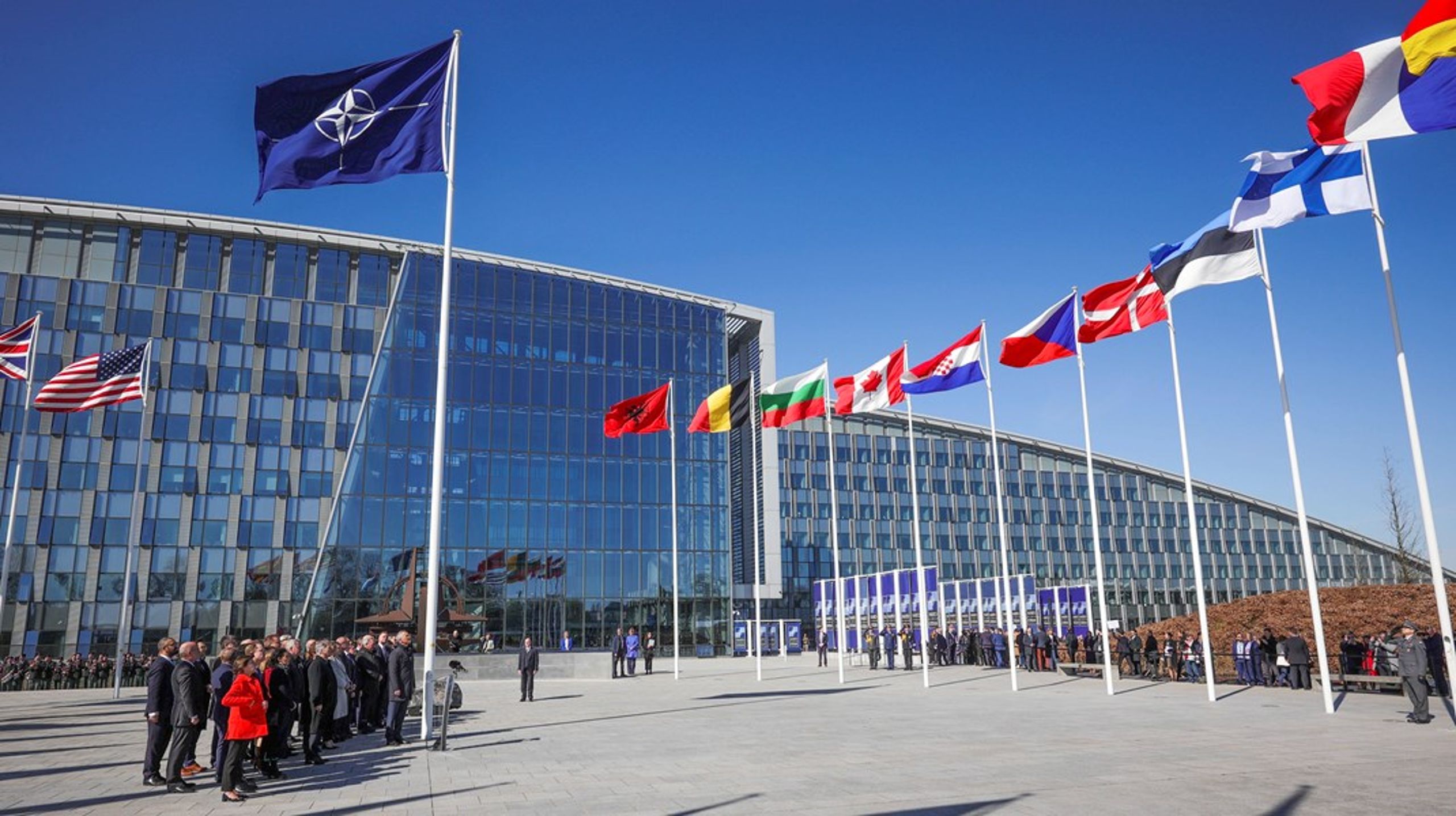 Nok et flagg vaier utenfor NATOs hovedkvarter. Finland ble tirsdag tatt opp som alliansens 31. medlem.&nbsp;