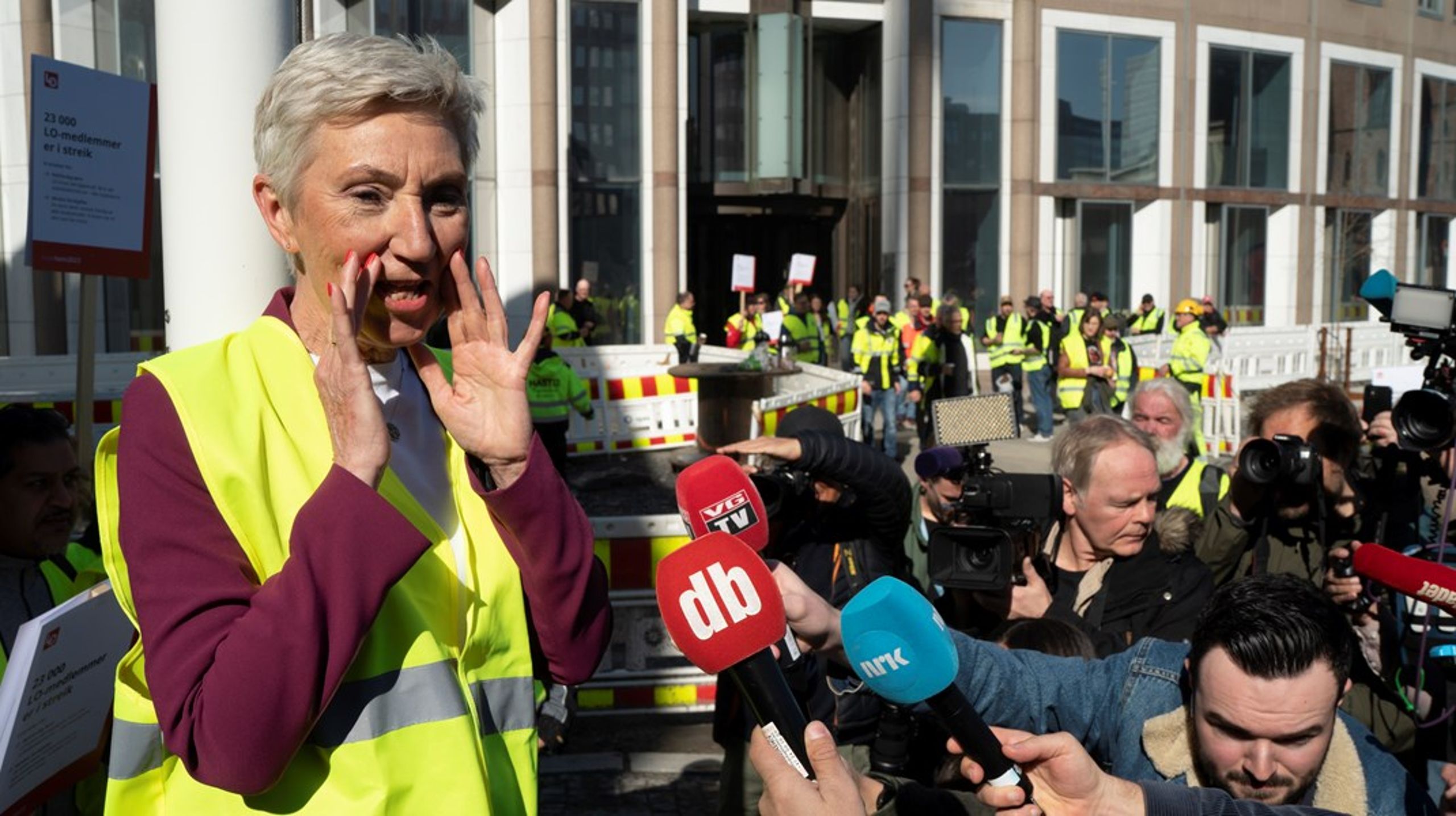 LO er i
streik og LO-leder Peggy Hessen Følsvik møtte streikende bygnings- og
anleggsarbeidere ved regeringskvartalet Oslo.