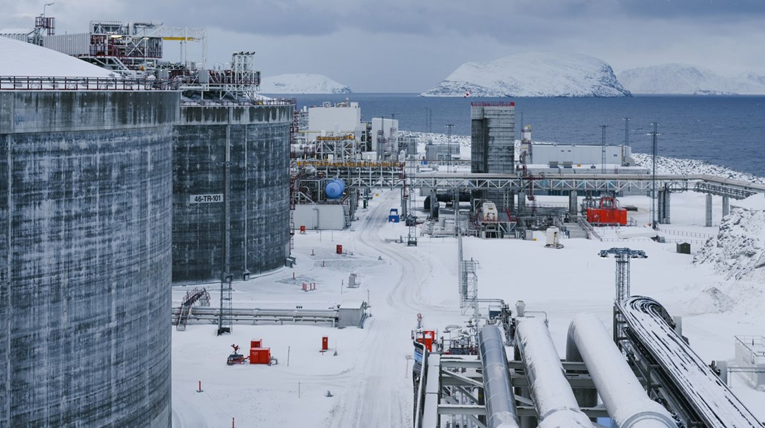 Equinor og partnere ønsker å elektrifisere gassanlegget Hammerfest LNG på Melkøya, og installere en gasskompresjonsløsning for å opprettholde gassproduksjonen fra Snøhvit-feltet på et høyt nivå. Saken har blitt politisk betent på grunn av kraftsituasjonen i Finnmark. Nå vil to selskaper bygge ut flytende havvind i Barentshavet for å bistå i elektrifiseringen av Melkøya.