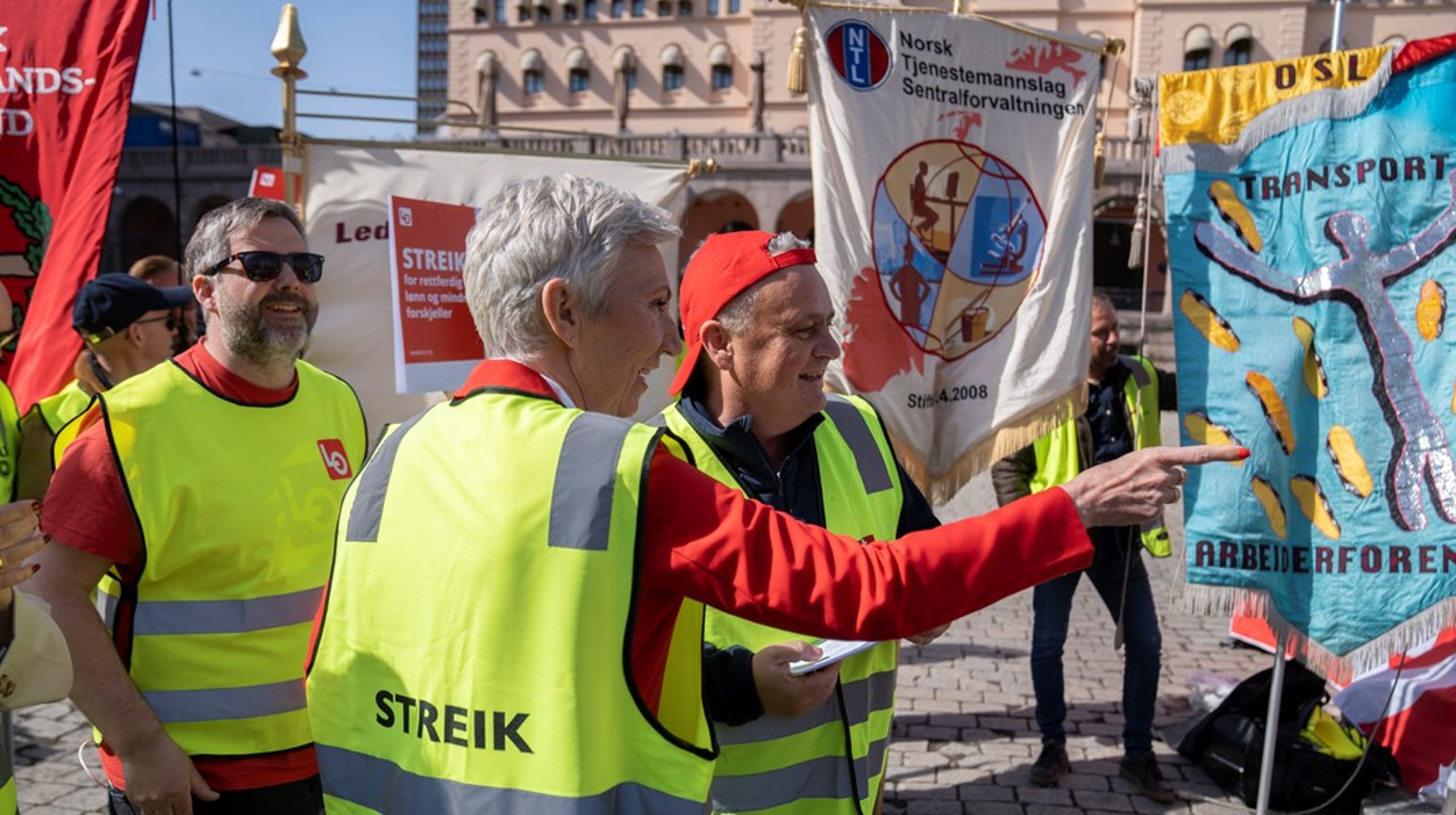 Peggy Hessen Følsvik under LO sin streikemarkering på Youngstorget 18. april 2023. Konflikten mellom partene i frontfaget gjør at øvrige lønnsoppgjør må settes på pause inntil videre.&nbsp;