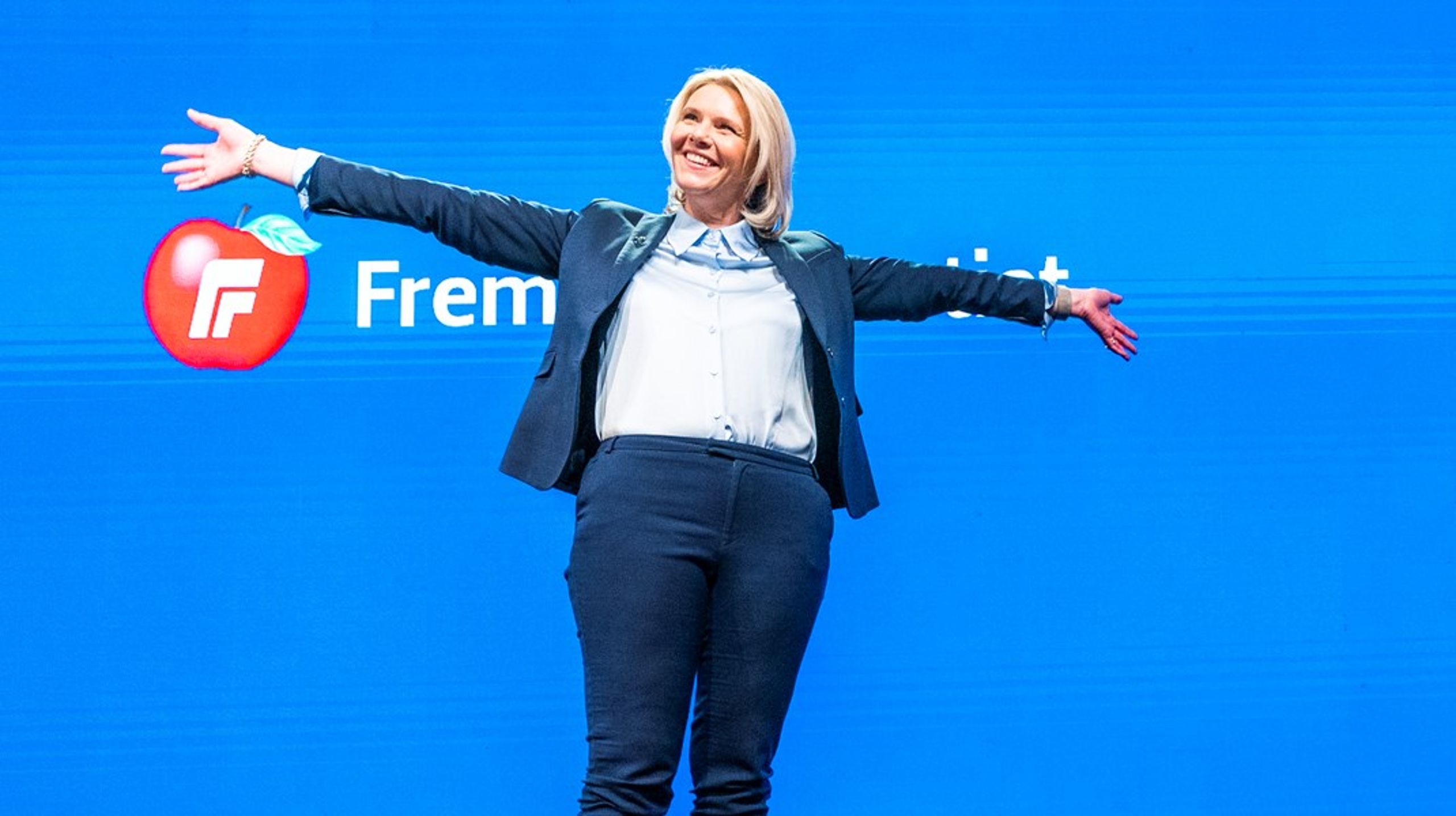 <b>Determinisme?</b> Partileder Sylvi Listhaug er faktisk født samme år som partiet fikk navnet Fremskrittspartiet, i 1977. På bildet fra landsmøtet i 2022 viser hun sin ambisjon om hvor stor hun ønsker å gjøre partiet.