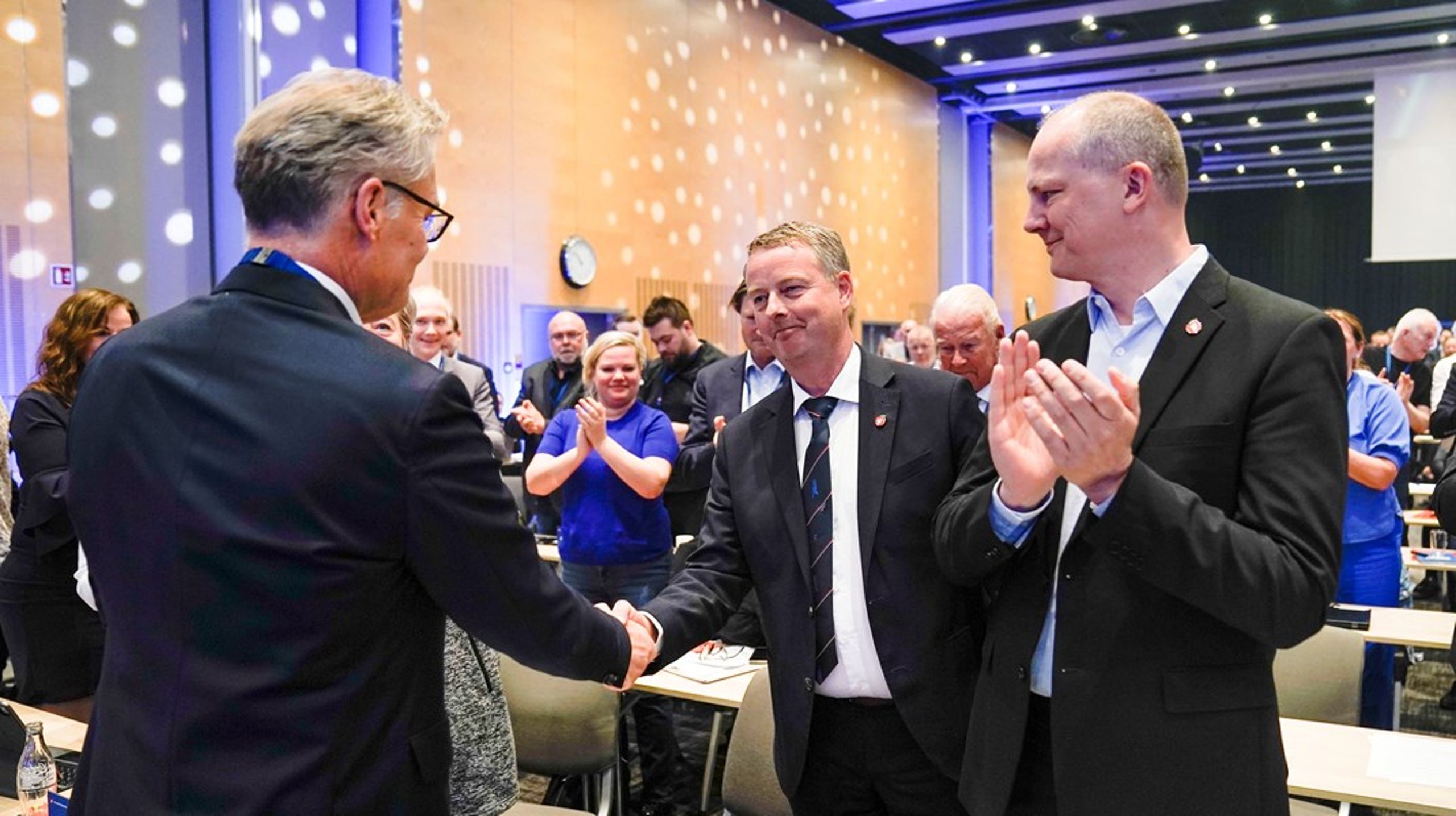 Hans Andreas Limi og Terje Søviknes gratuleres som Frps nye nestledere. Ketil Solvik-Olsen ønsket ikke gjenvalg, og er dermed uten verv i Frp for første gang på mange år.&nbsp;