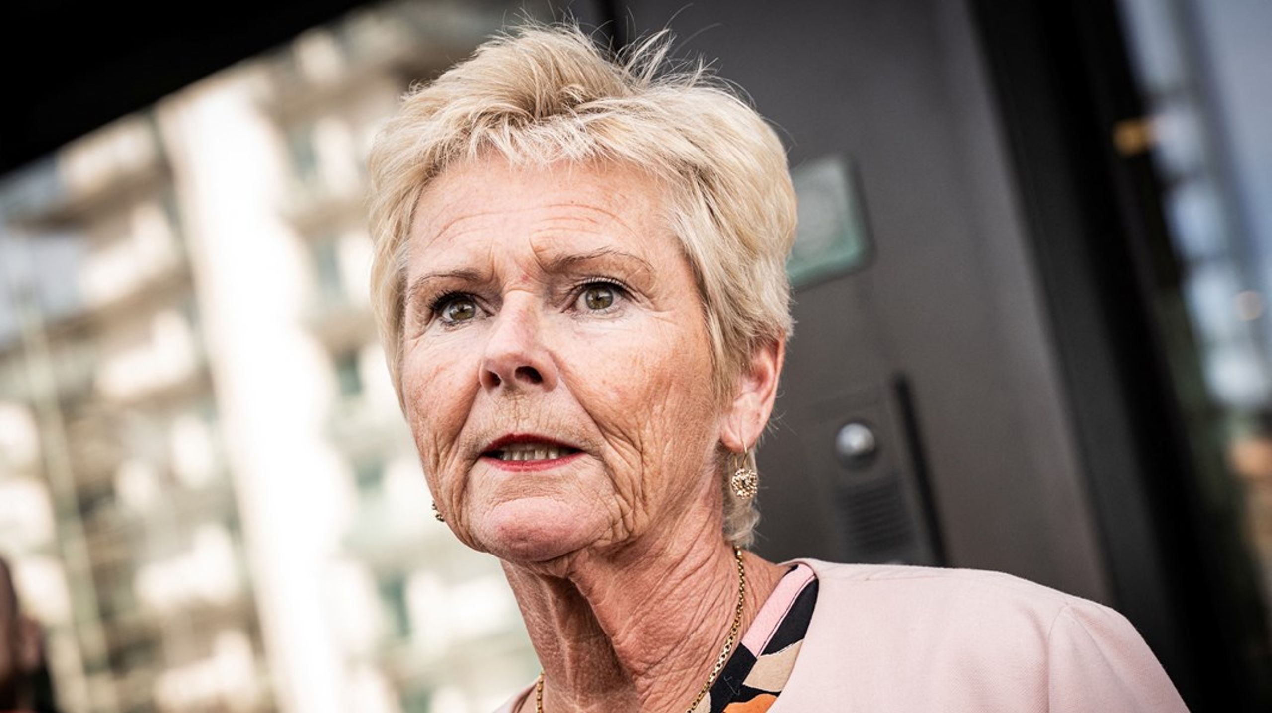 Lizette Risgaard har hatt en av de absolutte toppostene i dansk fagbevegelse. Nå har hun trukket seg med umiddelbar virkning, etter at flere unge menn har anklaget henne for&nbsp;krenkende og upassende adferd.