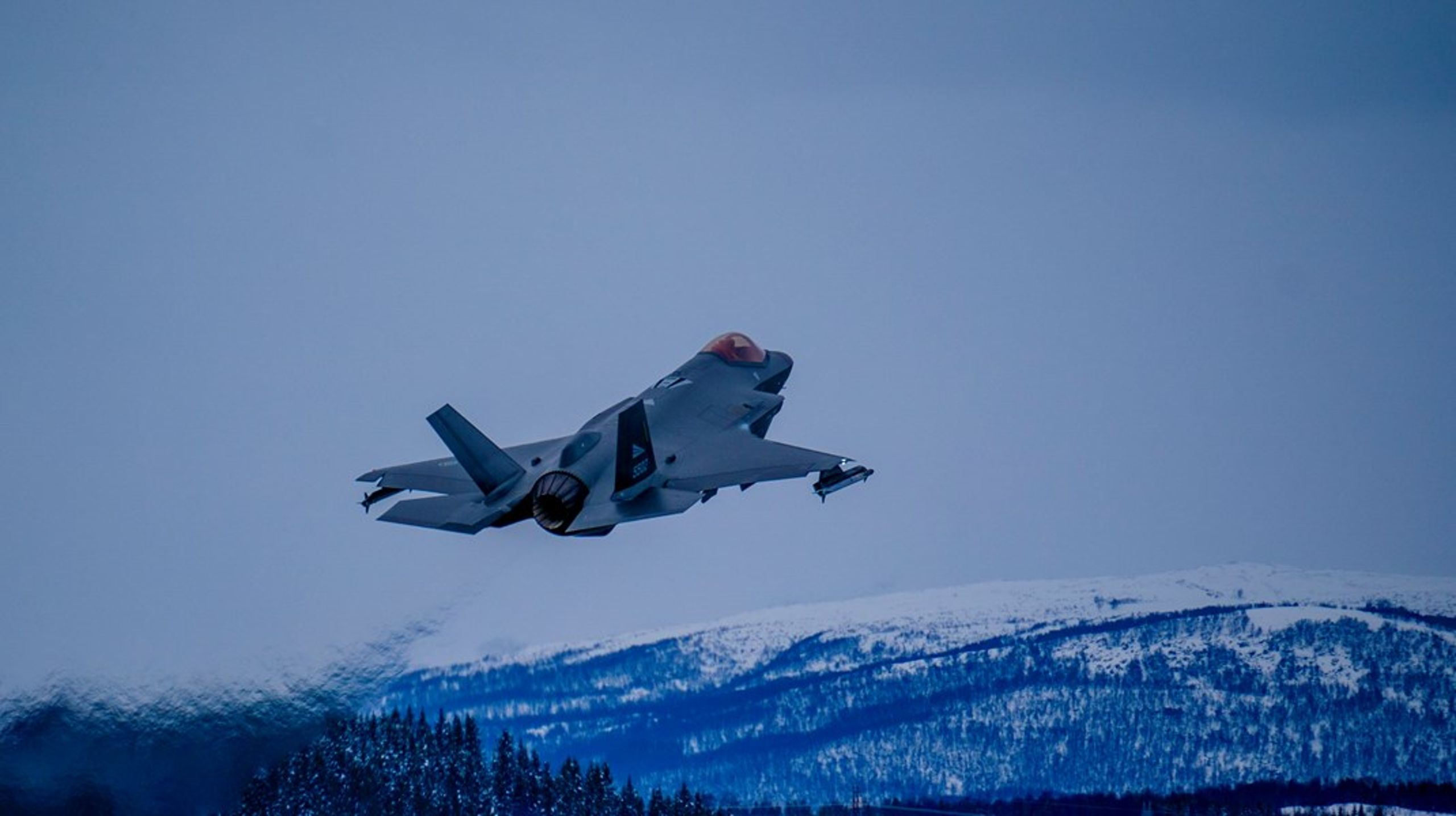 Regjeringen
foreslår rundt 60 millioner kroner i revidert nasjonalbudsjett for å sikre nok
teknikere til F-35. Her flyr et av kampflyene over Evenes flystasjon.