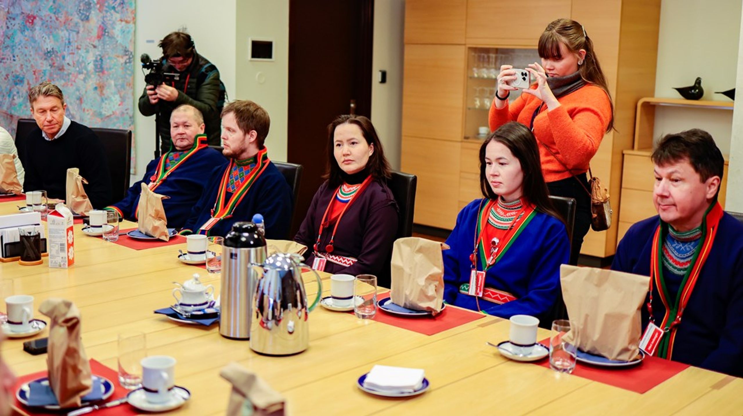 De berørte reineierne på Fosen møtte statsminister Jonas Gahr Støre og olje- og energiminister Terje Aasland til frokost da de store demonstrasjonene pågikk i Oslo. Nå mekler riksmekleren mellom partene for å finne en løsning.