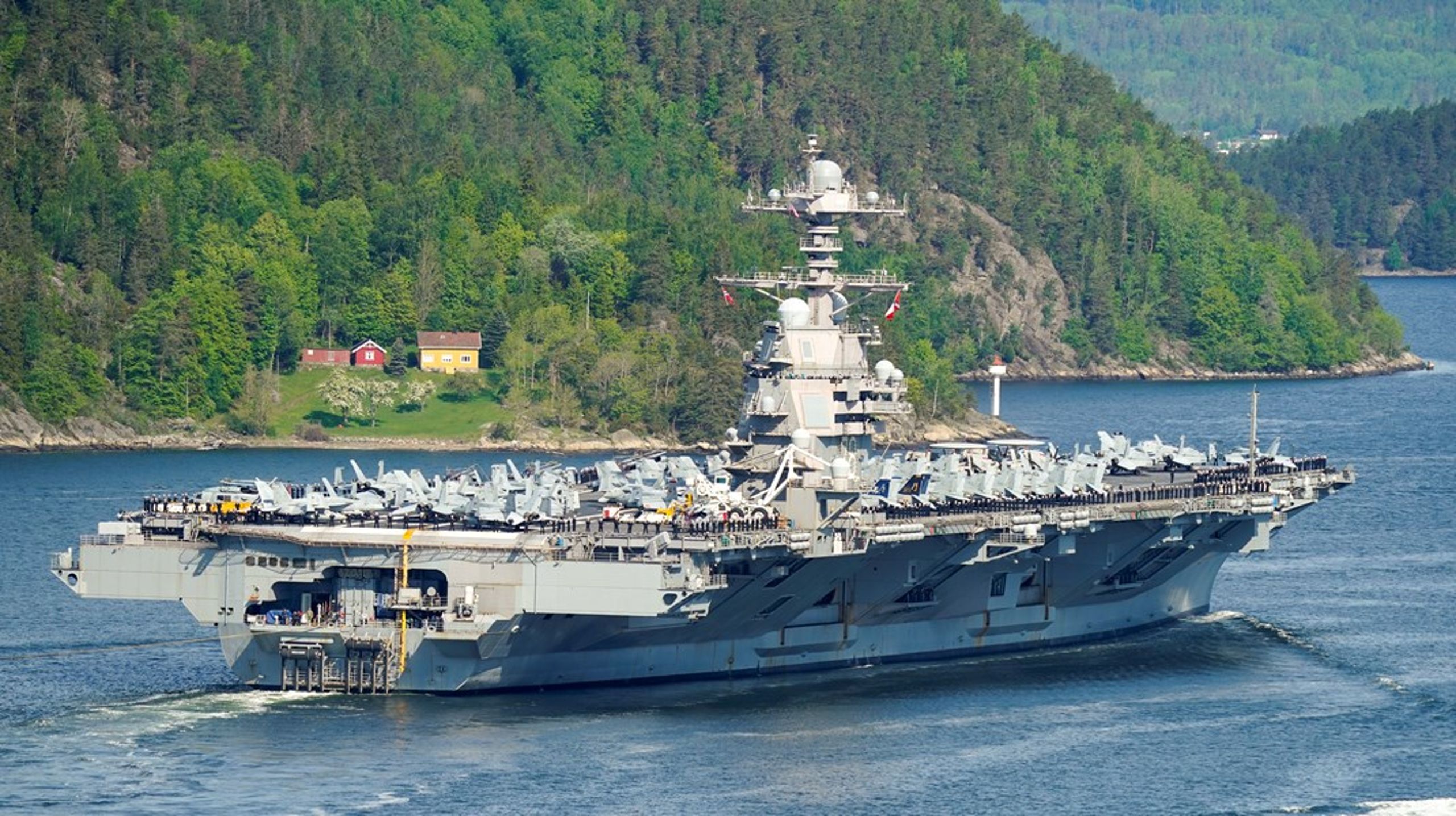 Det
amerikanske hangarskipet USS Gerald R. Ford passerte Drøbak og Oscarsborg på
vei inn Oslofjorden.