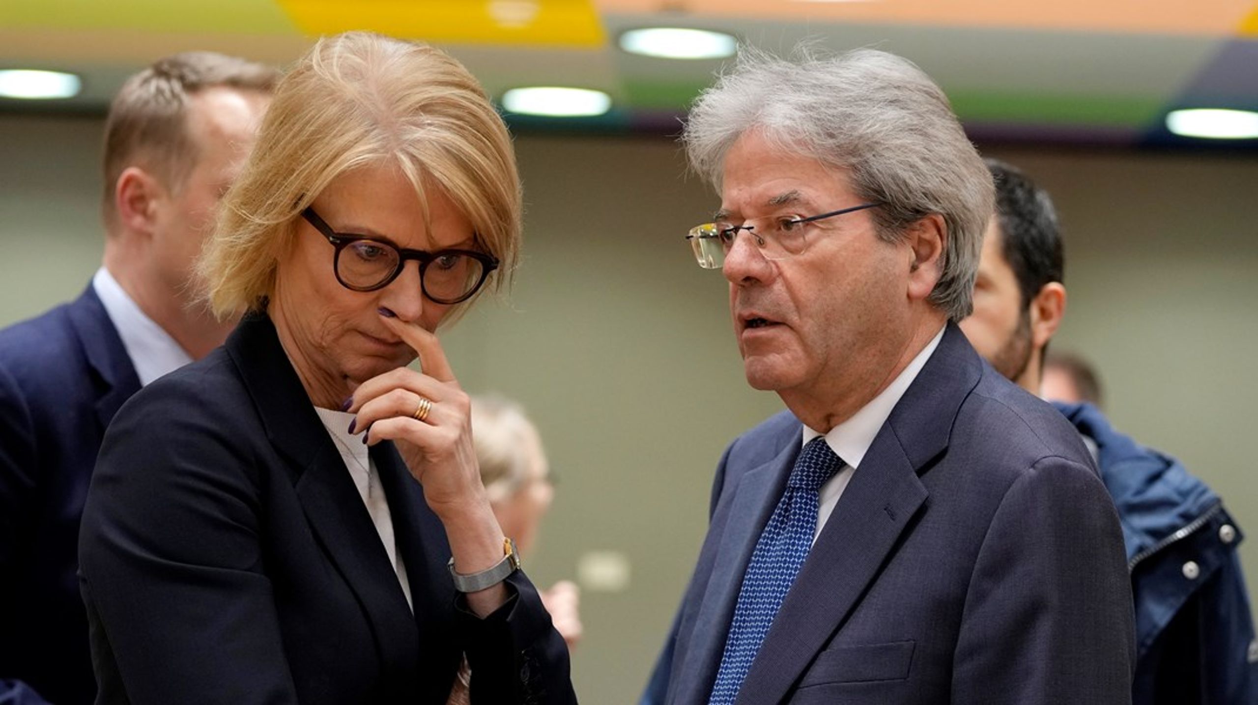 EUs økonomikommissær Paolo Gentiloni sammen med Sveriges finansminister Elisabeth Svantesson (M).<br>