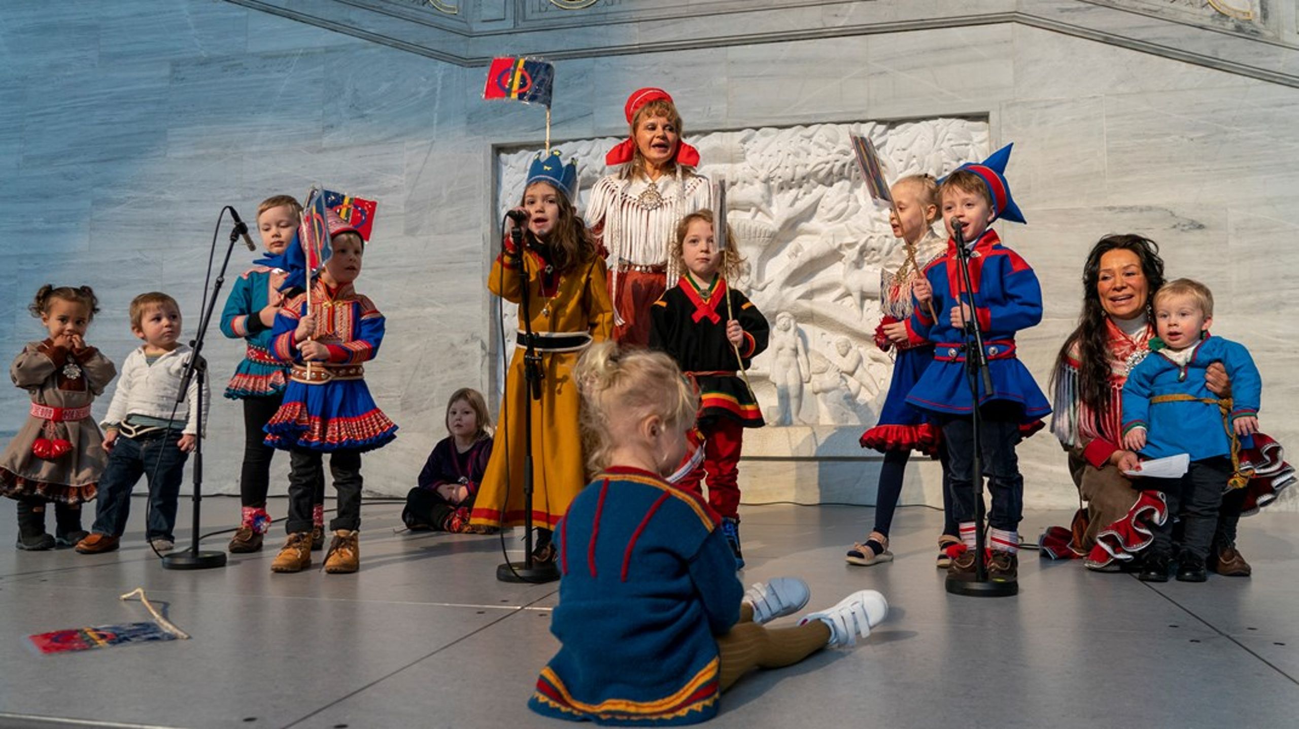 For å oppnå en positiv utviklingsspiral for samiske språk, spiller rekruttering til
samisk barnehage og skole og de samiske språkutdanningene og lærerutdanningene en nøkkelrolle. Det skriver Kunnskapsdepartementet i årets melding om samisk språk, kultur og samfunnsliv. Årets tema er kompetanse og rekruttering i barnehage, grunnopplæring og høyere utdanning. Bildet er fra feiringen av Samefolkets dag 6. februar 2022, da en samisk barnehage underholdt med musikk i Oslo rådhus.
